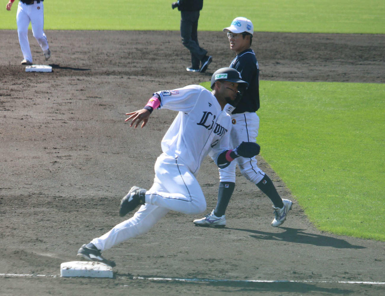 西川の適時打で二塁から本塁を陥れる西武モンテル（撮影・金子真仁）