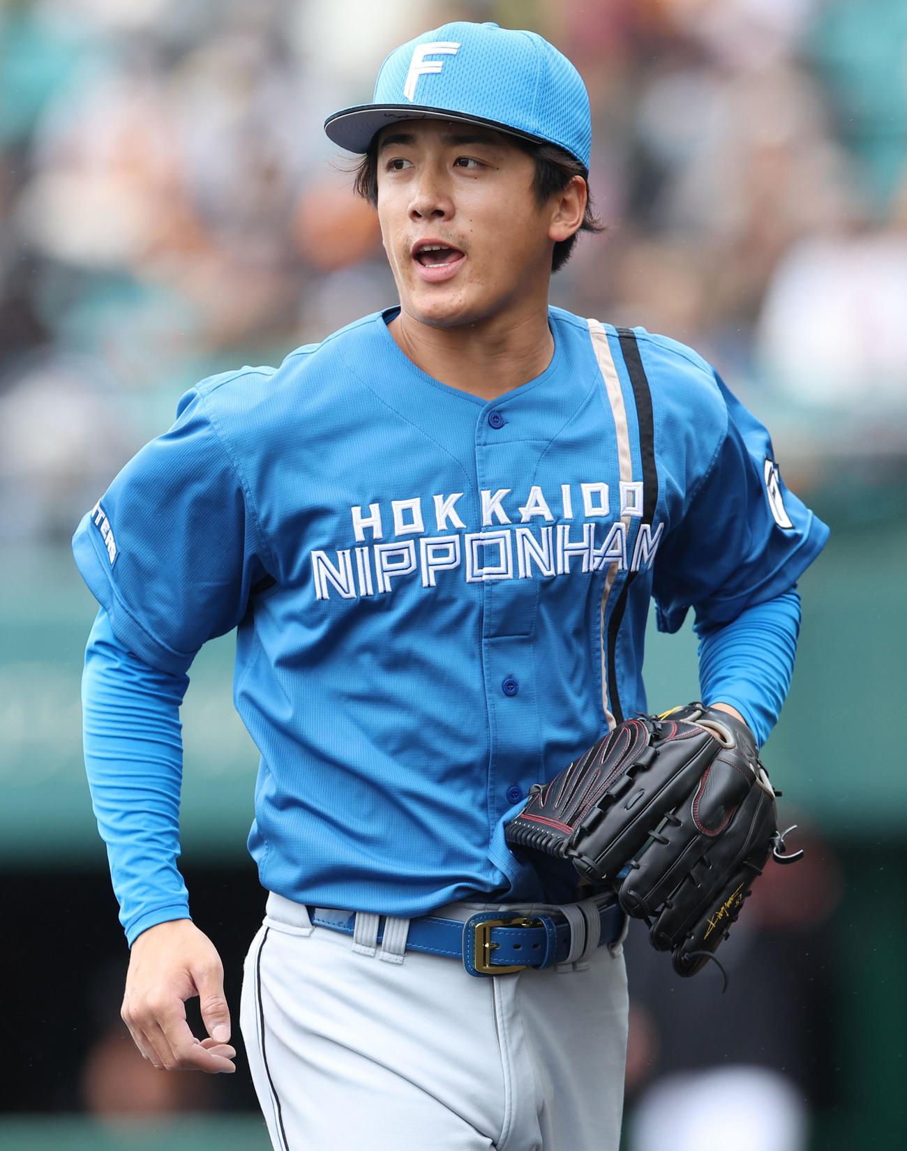 巨人対日本ハム　5回裏を無失点に抑えベンチに戻る日本ハム北山（撮影・佐藤翔太）