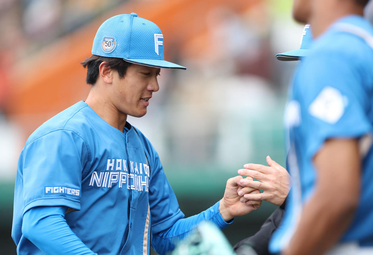 巨人対日本ハム　8回裏を無失点に抑えベンチに戻る日本ハム北山（撮影・佐藤翔太）