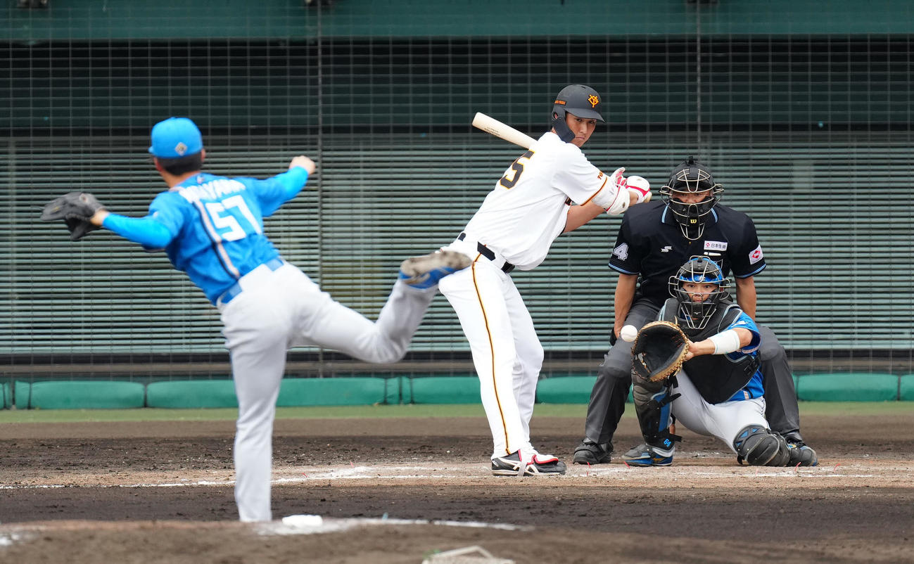 練習試合　巨人対日本ハム　7回裏巨人1死、見逃し三振に倒れる秋広。投手北山（撮影・江口和貴）