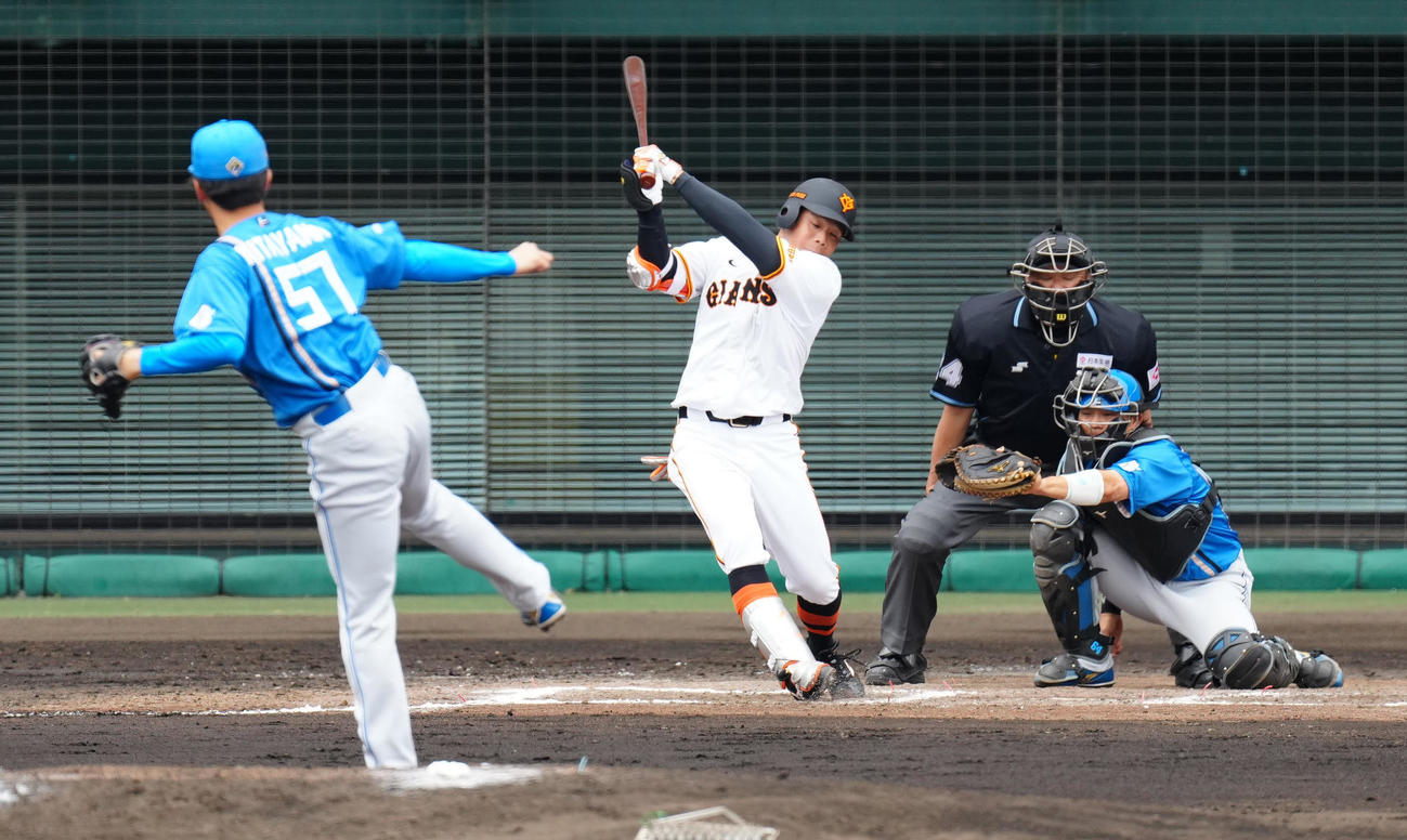 巨人対日本ハム　6回裏巨人1死、空振り三振に倒れる佐々木。投手北山（撮影・江口和貴）