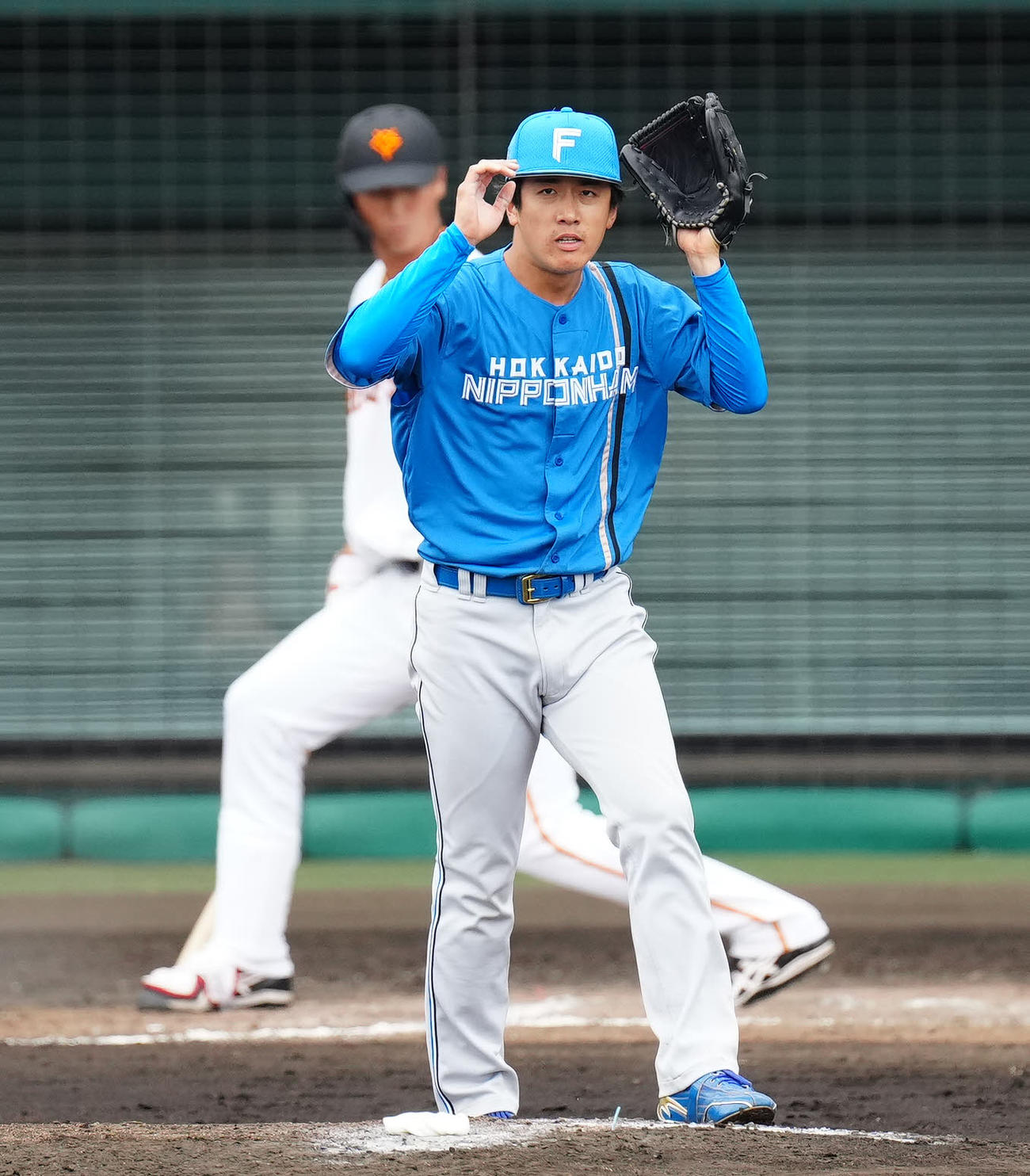 巨人対日本ハム　7回裏巨人1死、秋広（後方）から見逃し三振を奪った北山（撮影・江口和貴）