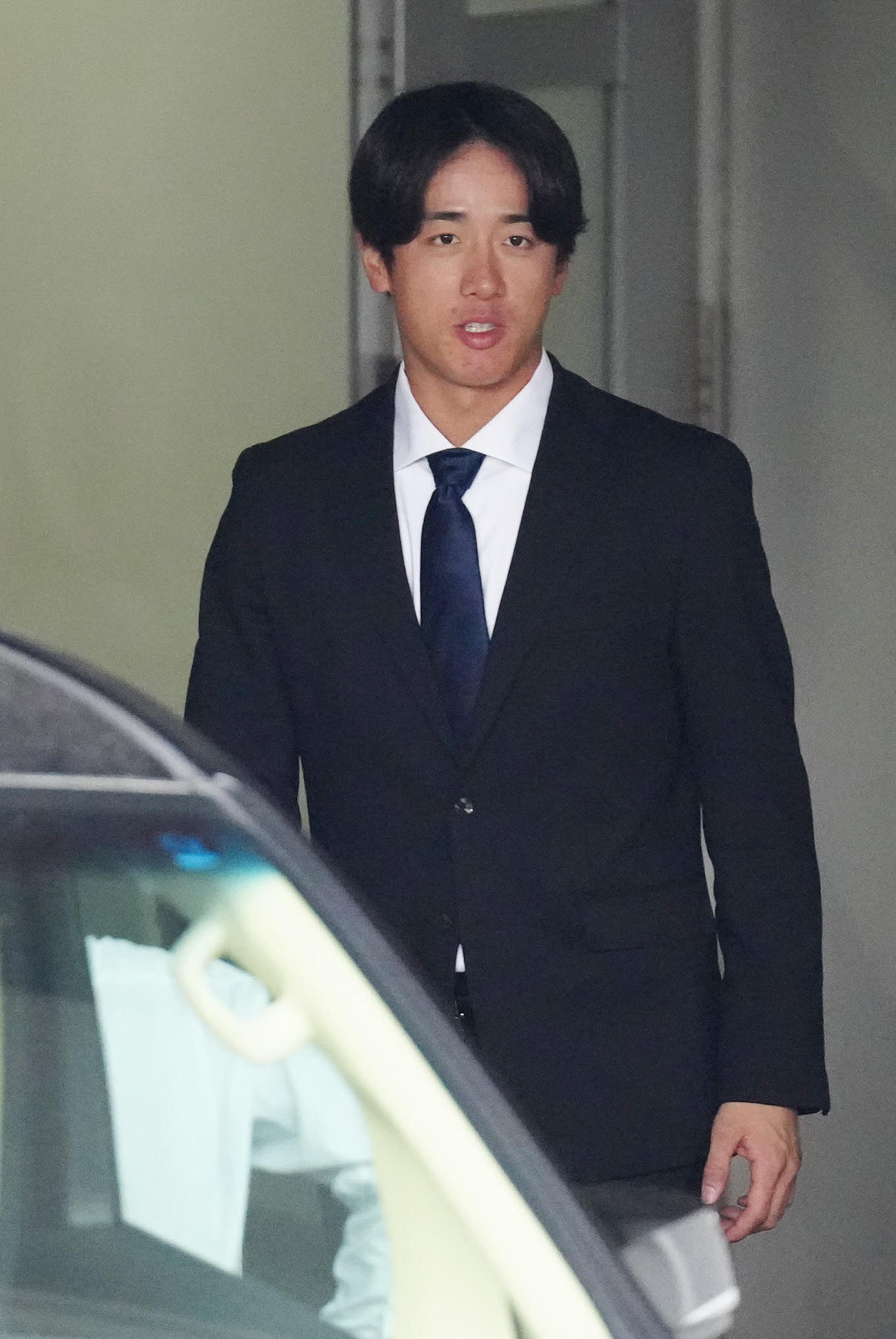 巨人対日本ハム　試合後、スーツに着替えてスタジアムを後にする日本ハム北山（撮影・江口和貴）