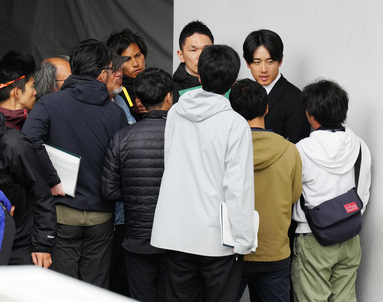 巨人対日本ハム　試合後、取材に応じる日本ハム北山（右から2人目）（撮影・江口和貴）