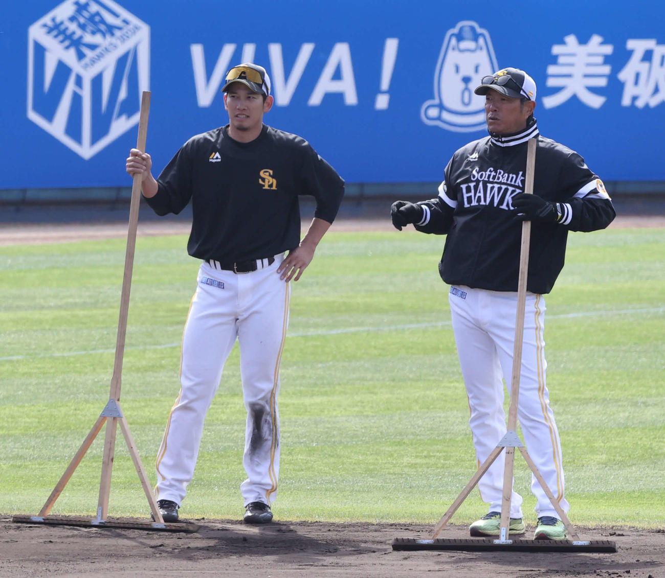 ソフトバンク対ロッテ　試合前、栗原（左）にアドバイスをおくる小久保監督（撮影・梅根麻紀）