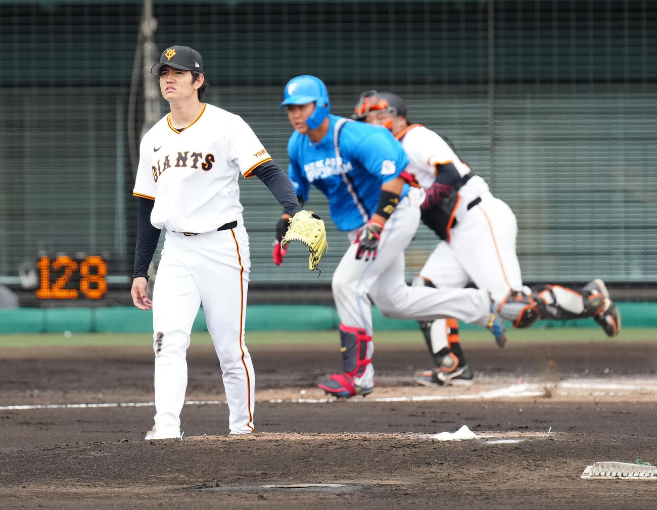 巨人対日本ハム　2回表日本ハム1死、進藤（後方左）を二ゴロに仕留める高橋礼（撮影・江口和貴）