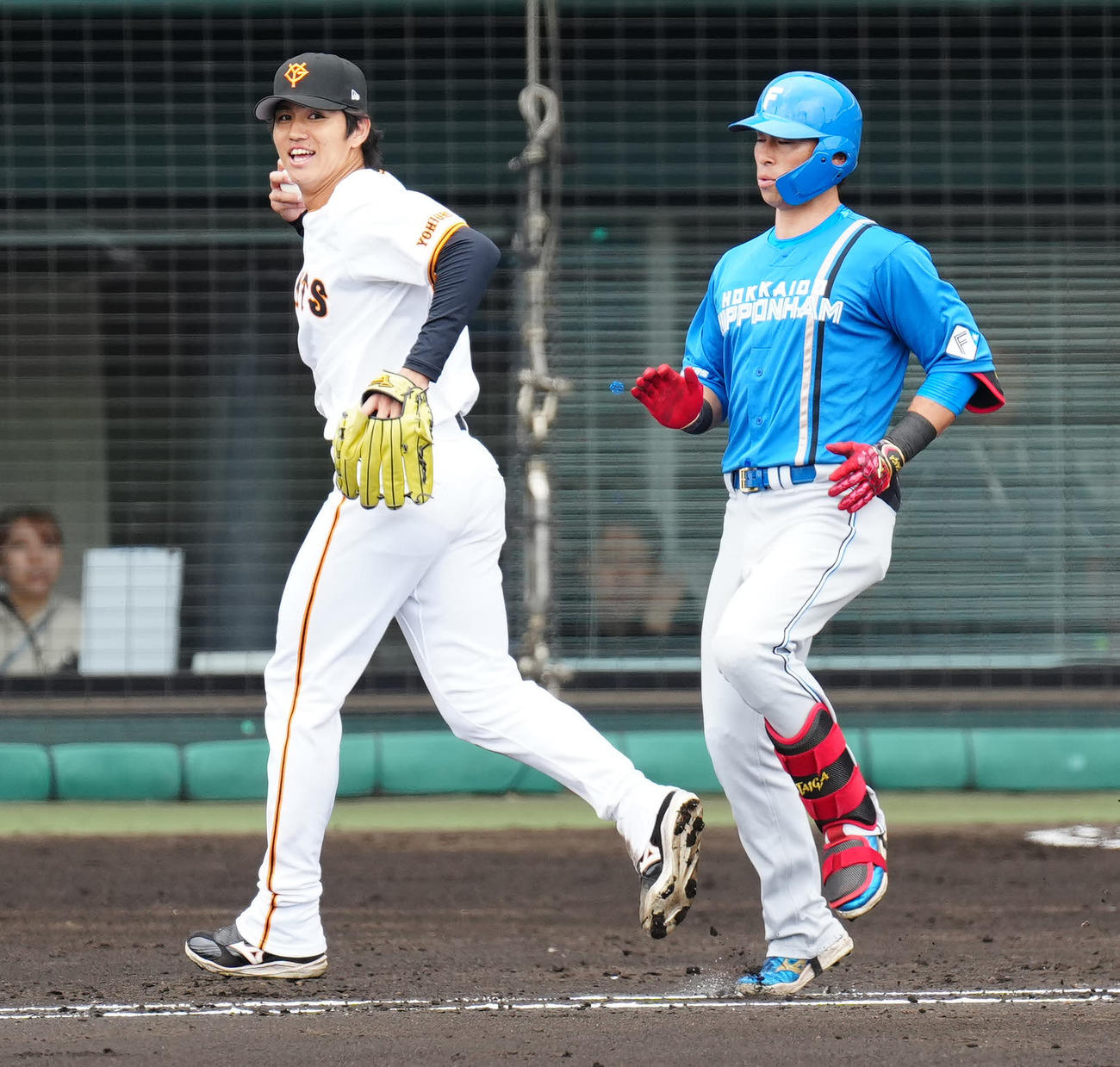 巨人対日本ハム　3回表日本ハム2死、江越（右）を投ゴロに仕留めた高橋礼（撮影・江口和貴）