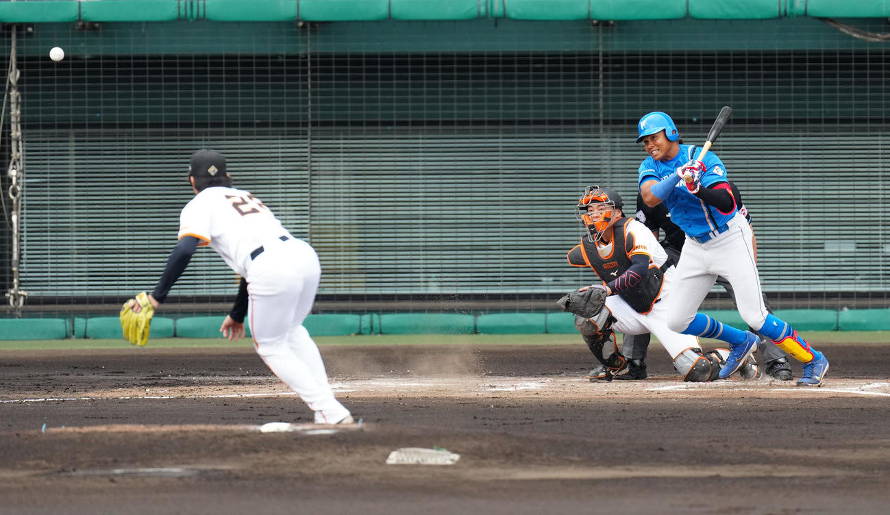 巨人対日本ハム　2回表日本ハム2死、二ゴロに倒れる水谷。投手高橋礼（撮影・江口和貴）