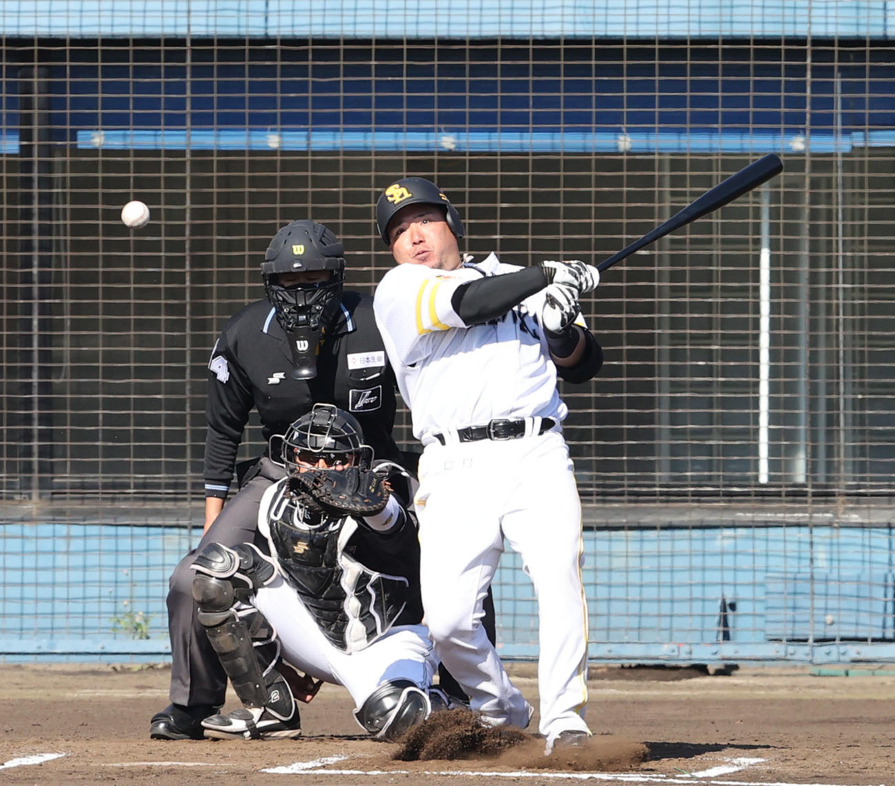 ソフトバンク対ロッテ　6回裏ソフトバンク無死、山川は中前安打を放つ（撮影・梅根麻紀）