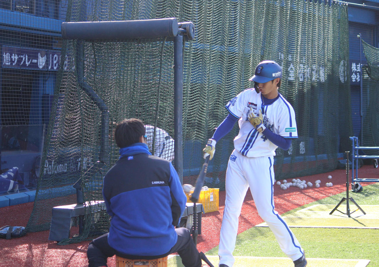 横浜スタジアムで行われた全体練習でティー打撃するDeNA度会（撮影・久保賢吾）