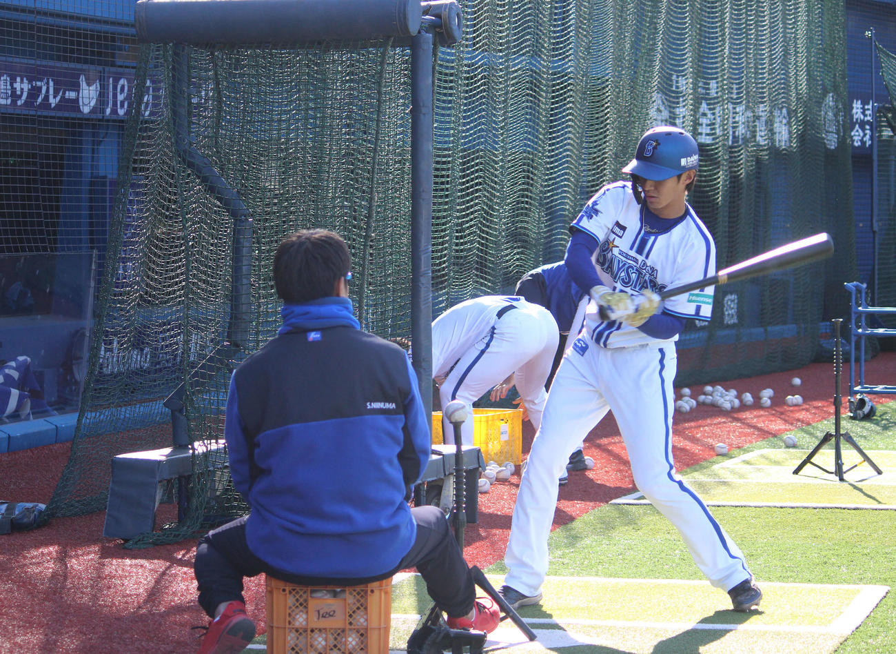 横浜スタジアムで行われた全体練習でティー打撃するDeNA度会（撮影・久保賢吾）