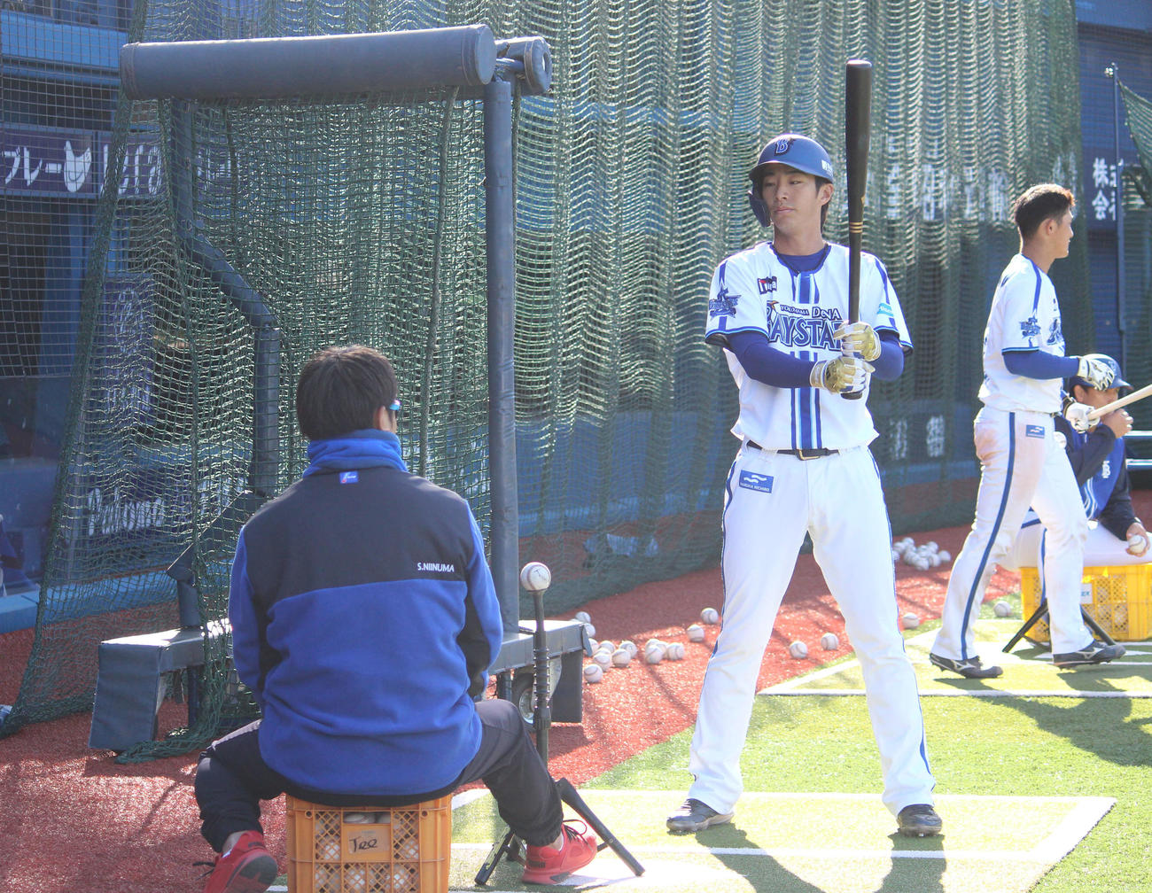 横浜スタジアムで行われた全体練習でティー打撃をするDeNA度会（撮影・久保賢吾）