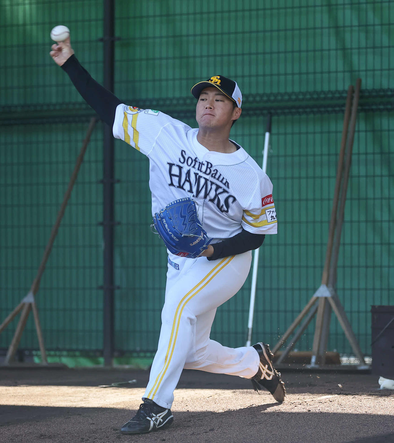 ブルペンで投球するソフトバンク沢柳（撮影・冨田成美）