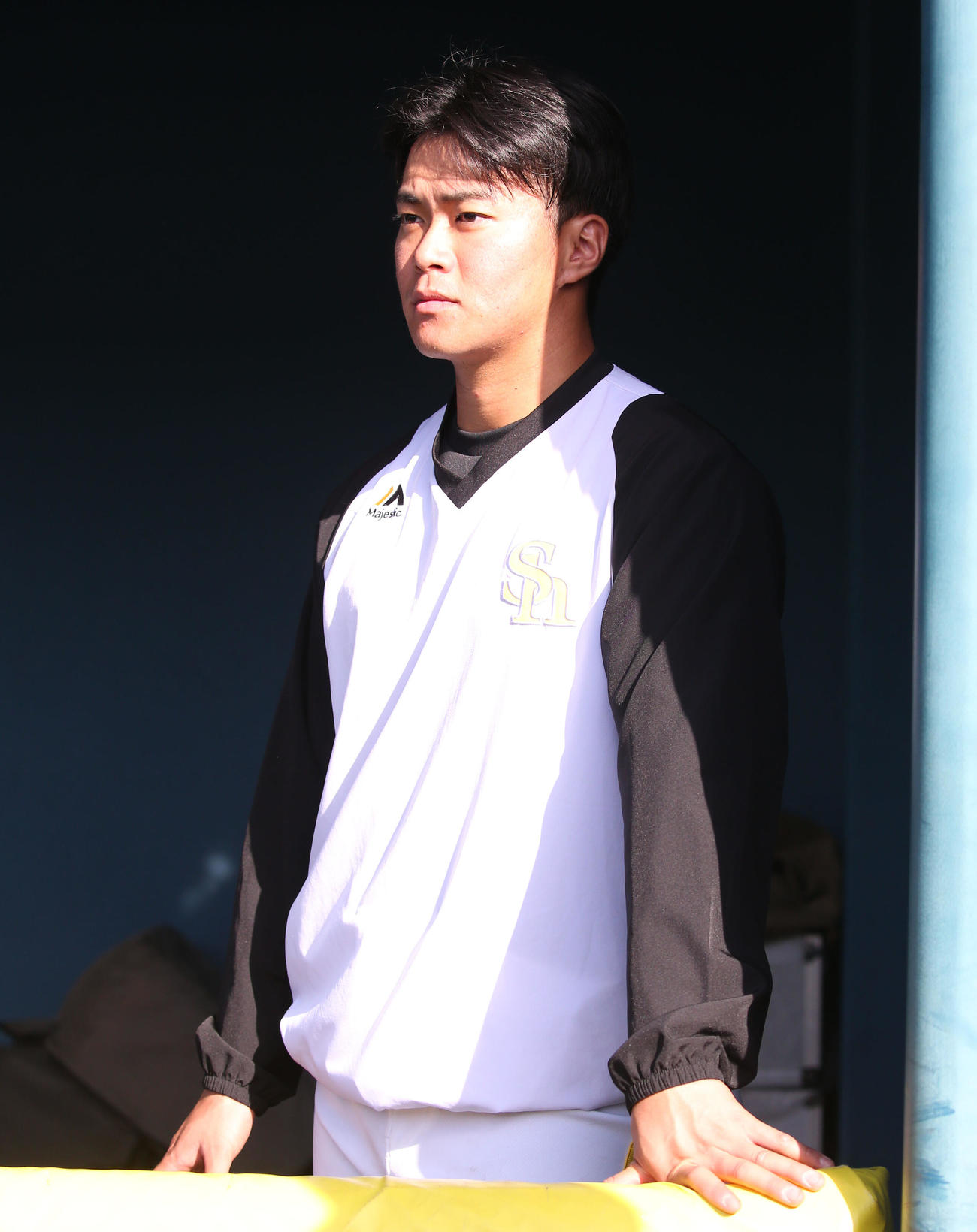 A組の試合を見つめるソフトバンク沢柳（撮影・冨田成美）