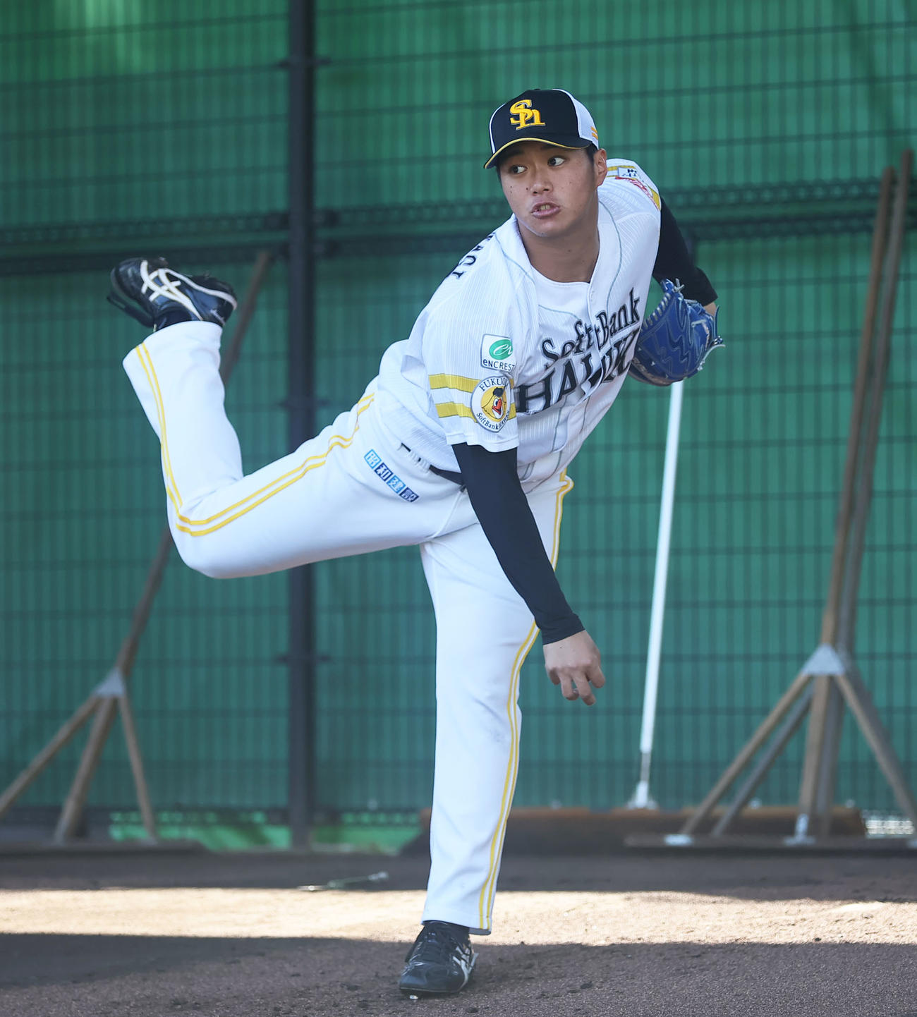 ブルペンで投球するソフトバンク沢柳（撮影・冨田成美）