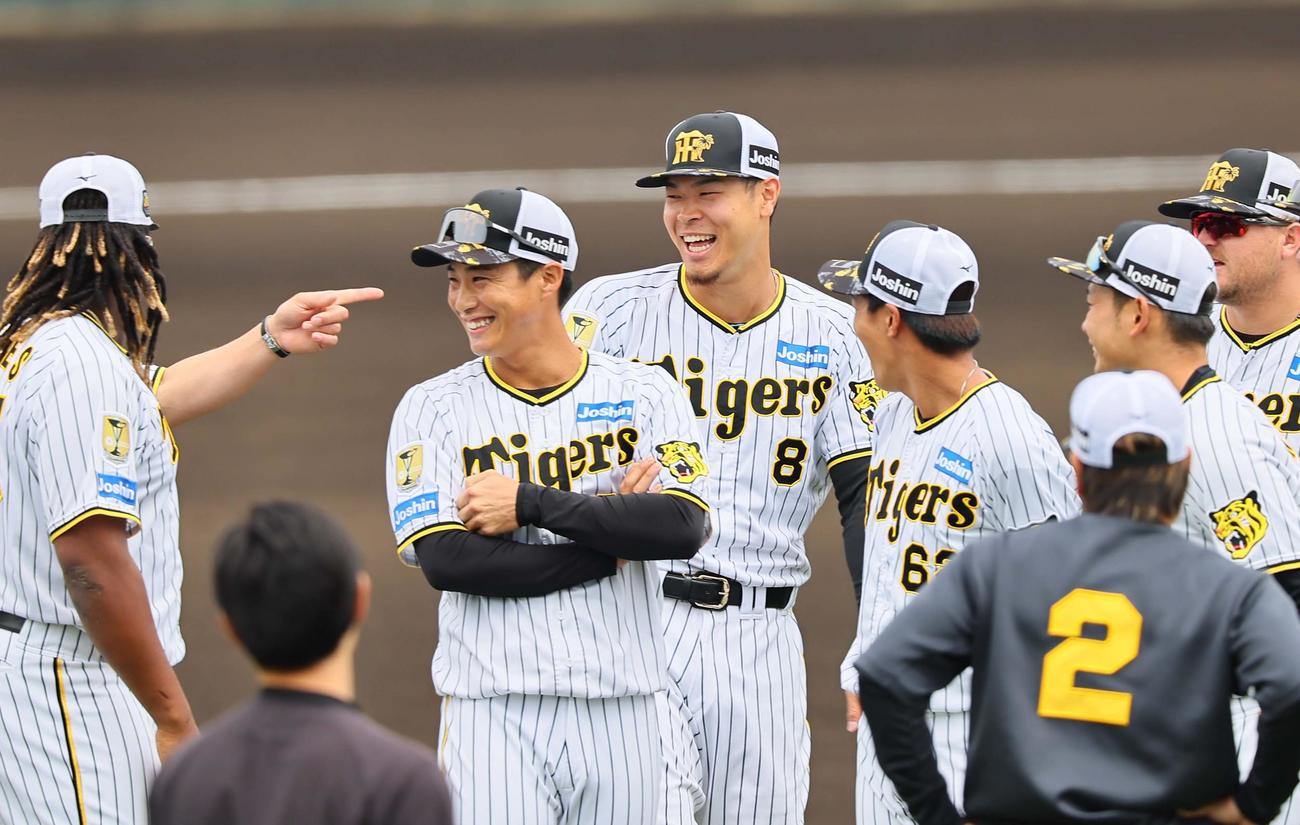 佐藤輝（中央）はナインと笑顔を見せる（撮影・上田博志）