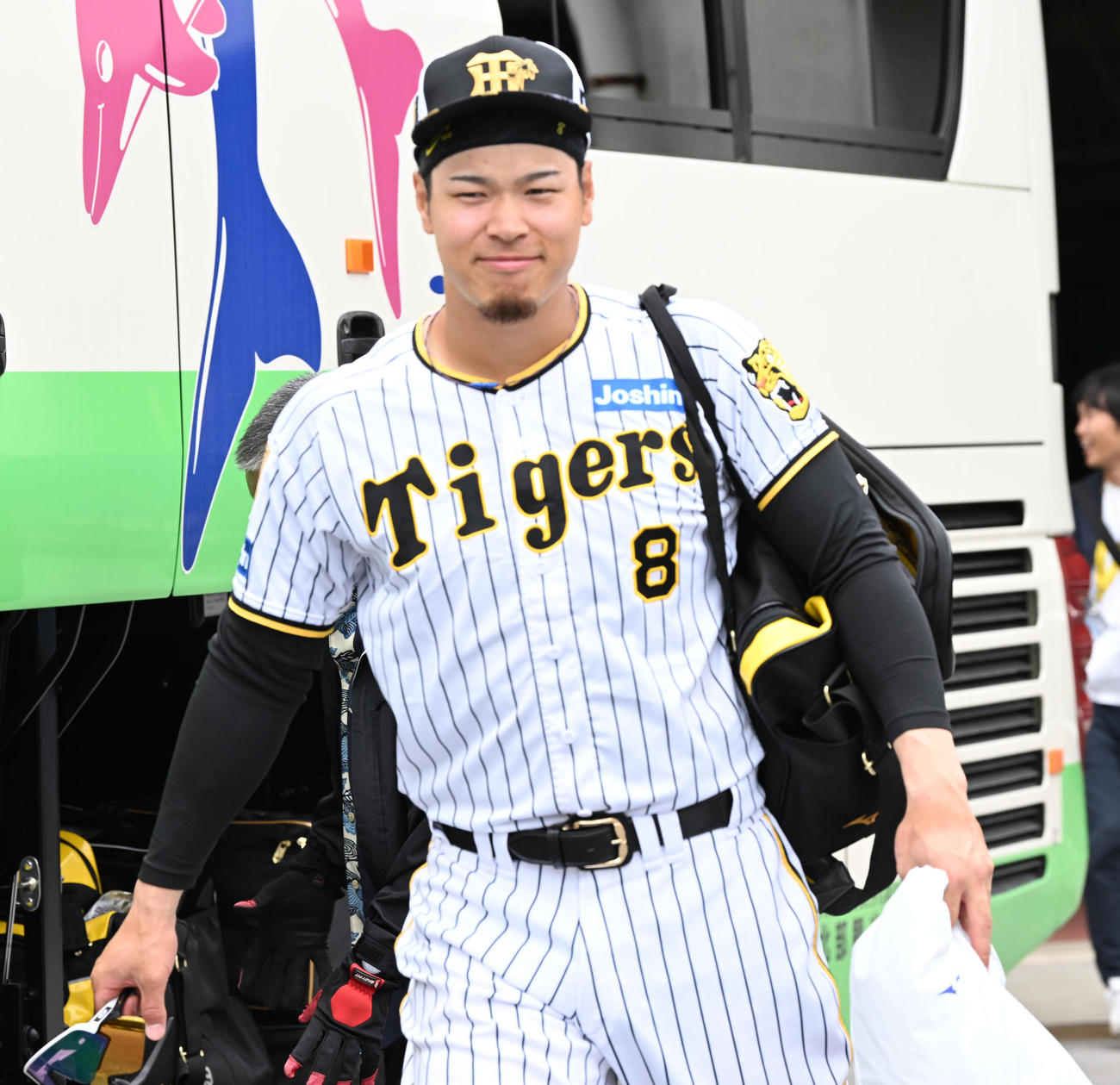 宜野座春季キャンプを打ち上げ引き揚げる阪神佐藤輝（撮影・前岡正明）