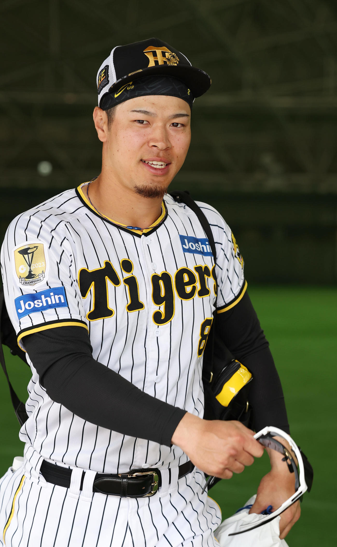春季キャンプを終え笑顔で引き揚げる阪神佐藤輝（撮影・前田充）