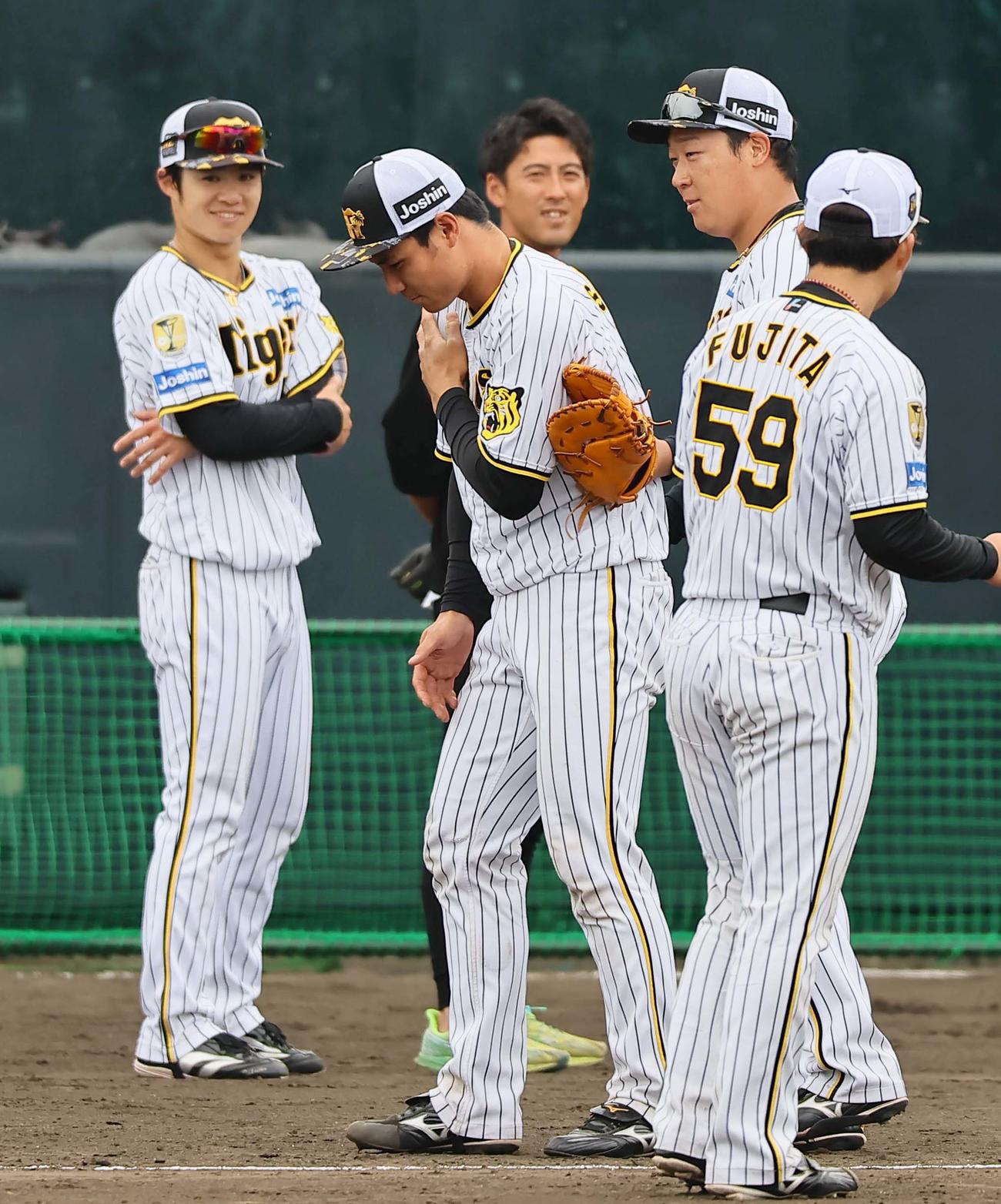 打球が当たり右肩を押さえる栄枝（撮影・上田博志）