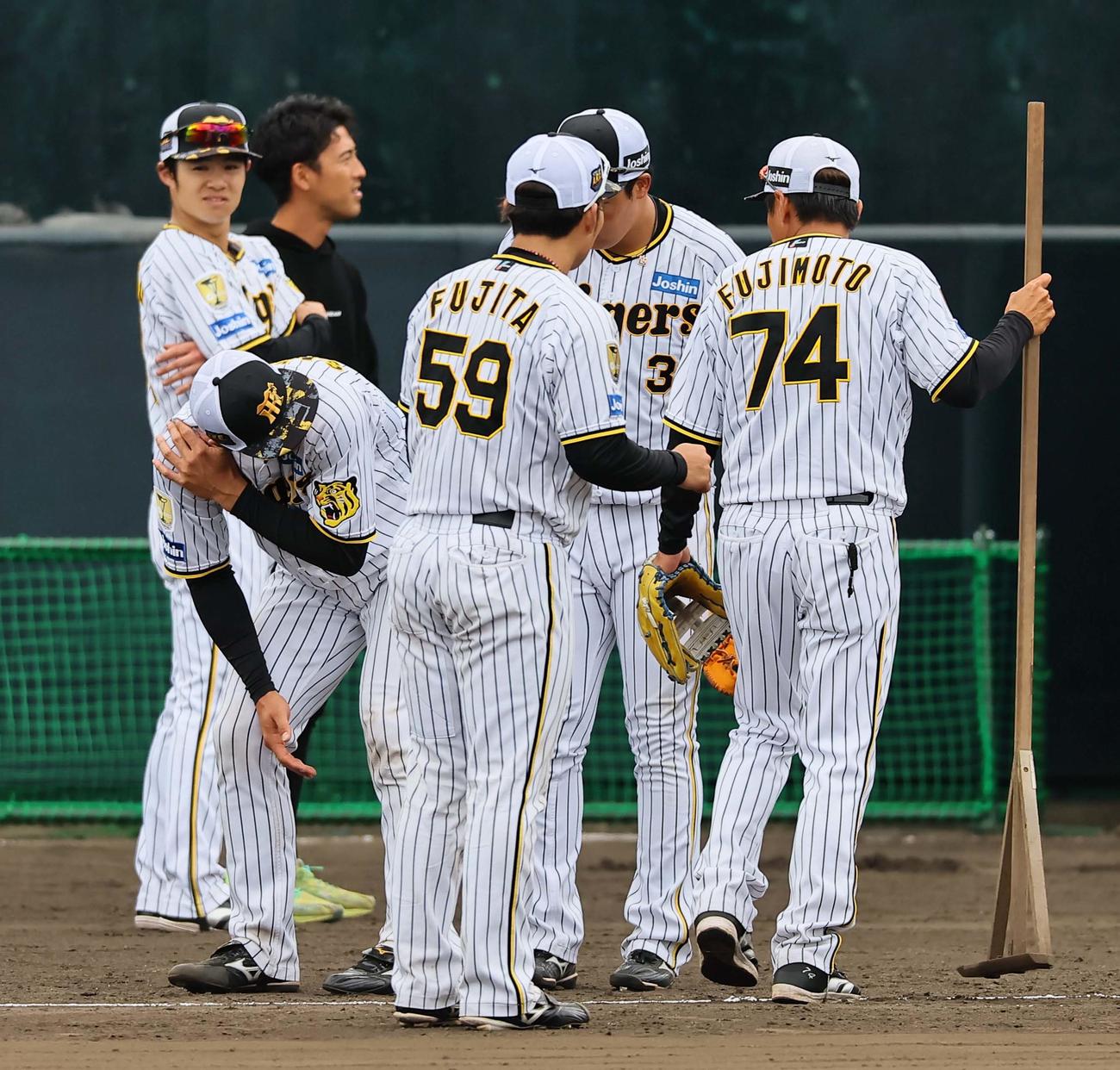 打球が当たり右肩を押さえる栄枝（撮影・上田博志）