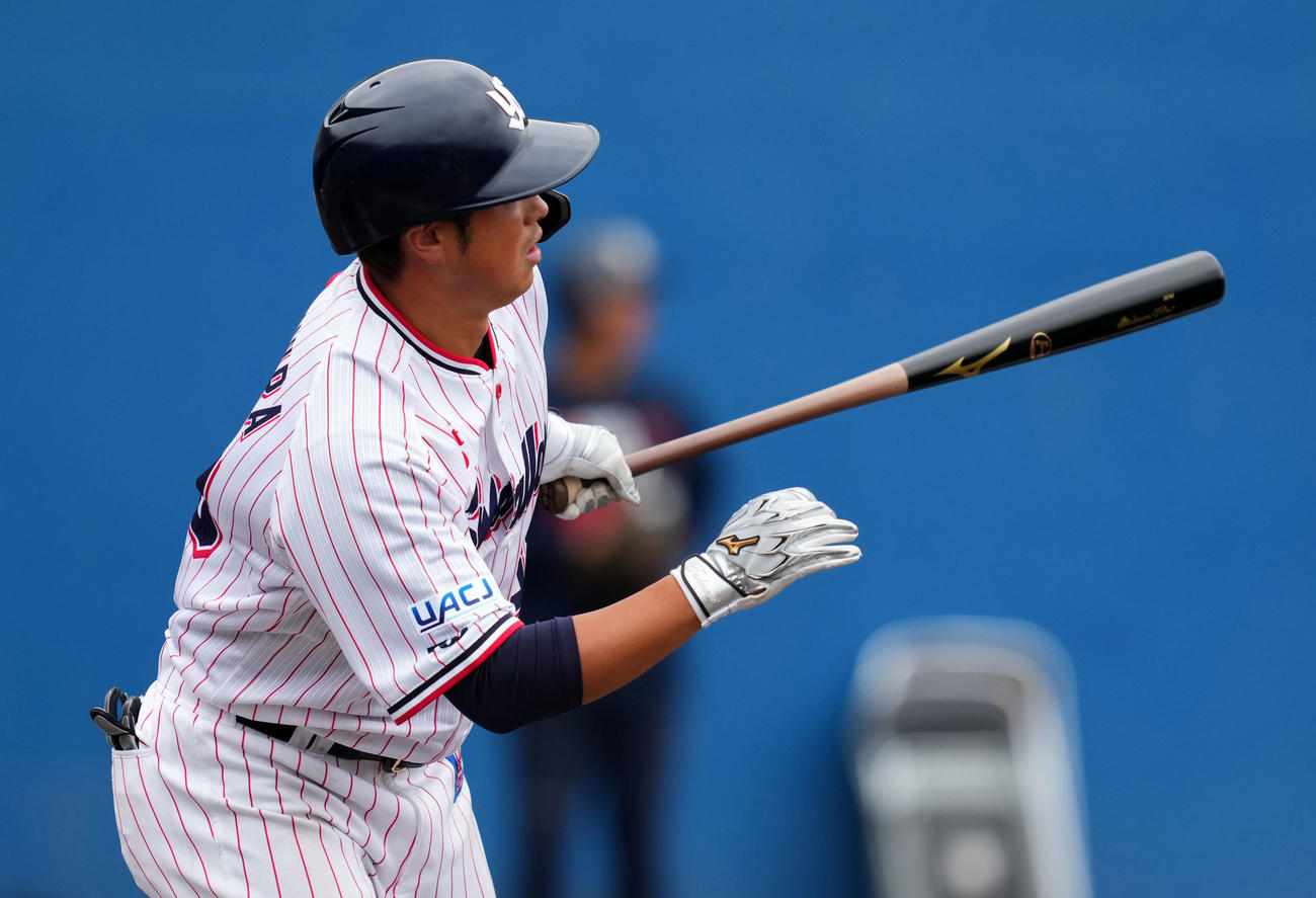 ヤクルト対起亜　9回裏ヤクルト1死、左中間へ本塁打を放つ北村拓（撮影・横山健太）