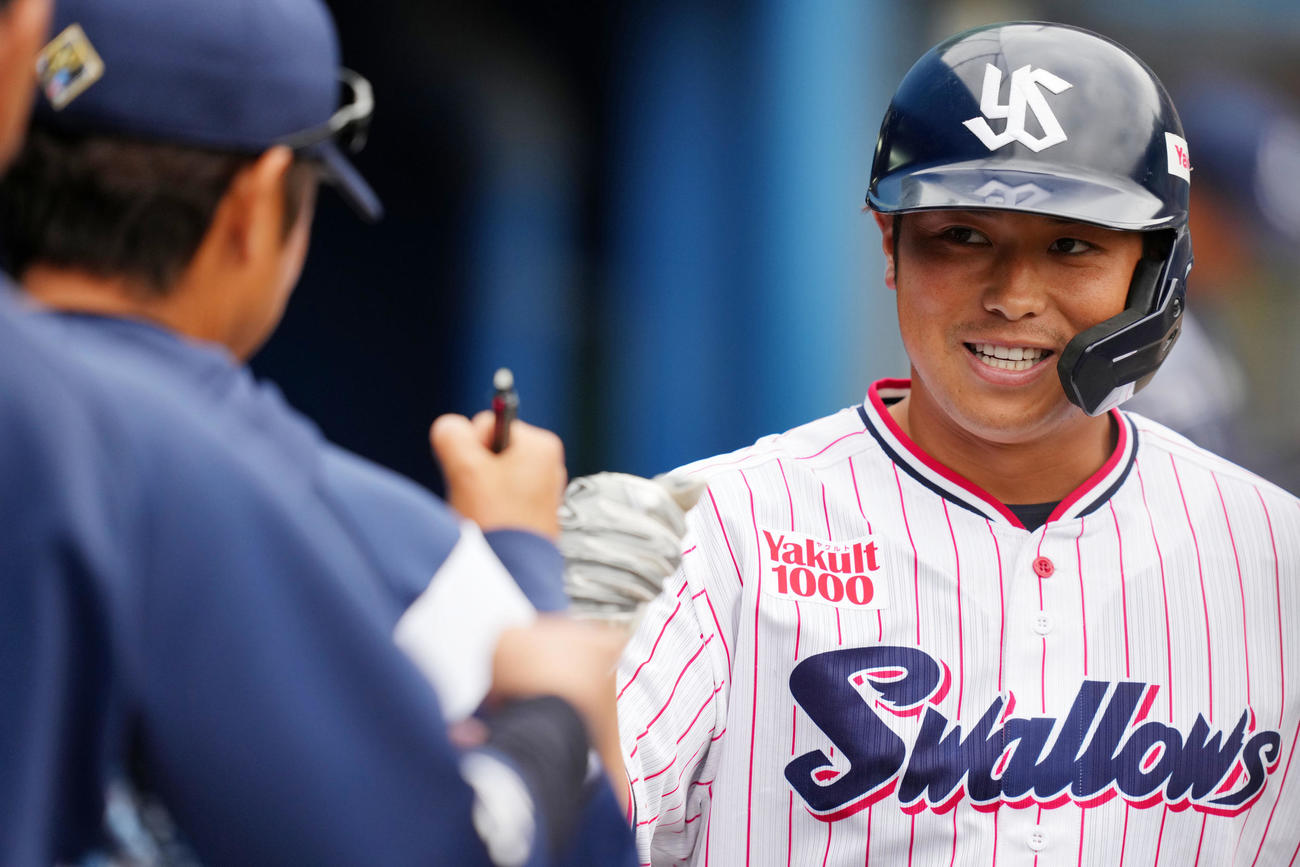 ヤクルト対起亜　9回裏ヤクルト1死、左中間へ本塁打を放ち笑顔でタッチを交わす北村拓（撮影・横山健太）