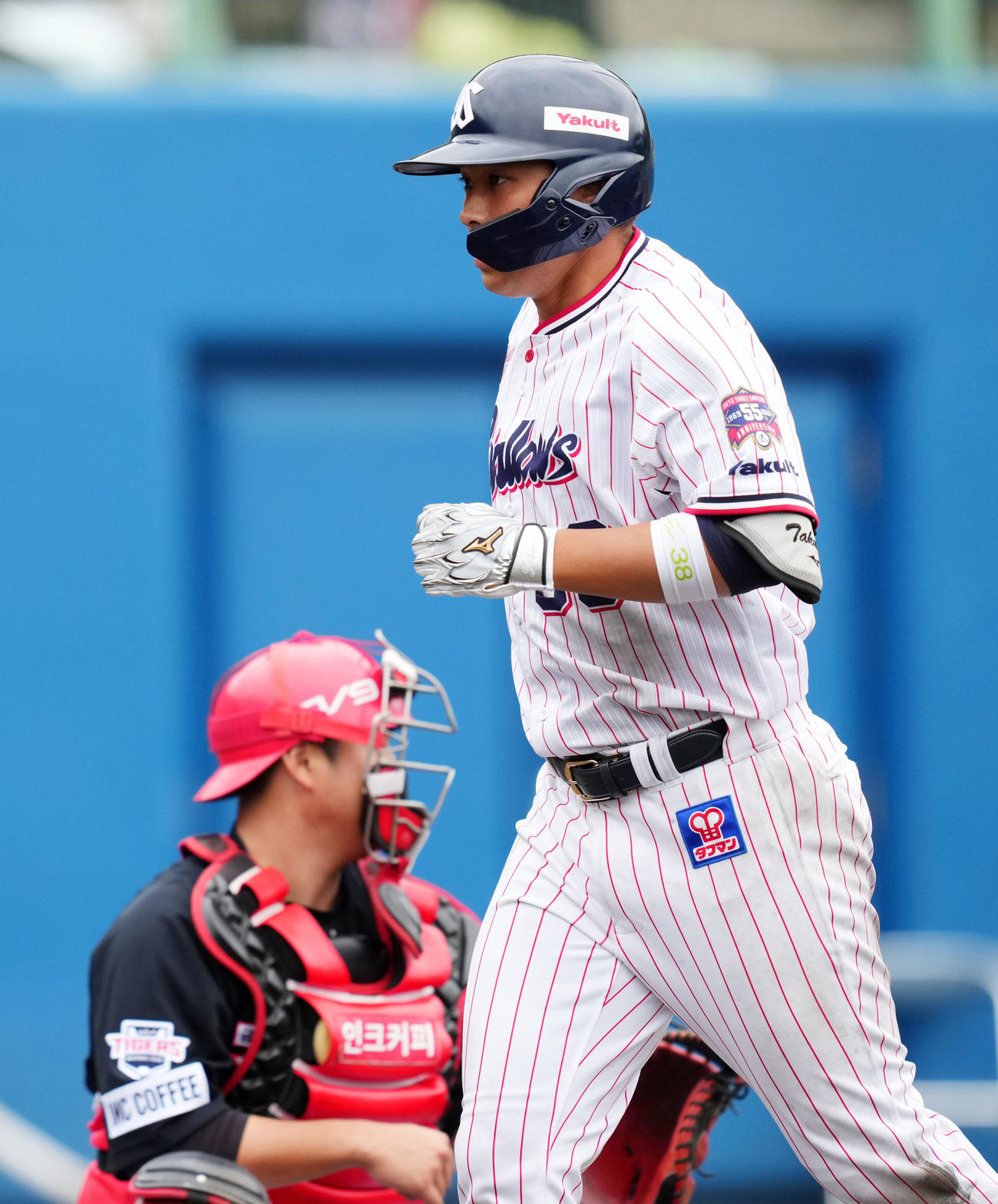 ヤクルト対起亜　9回裏ヤクルト1死、左中間へ本塁打を放つ北村拓（撮影・横山健太）