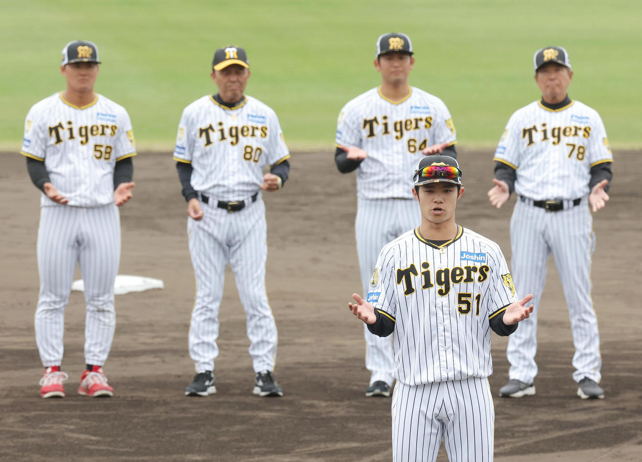 一本締めで宜野座での春季キャンプを打ち上げる阪神中野。後方は左から、前川、岡田監督、岡留、平田ヘッドコーチ（撮影・前田充）