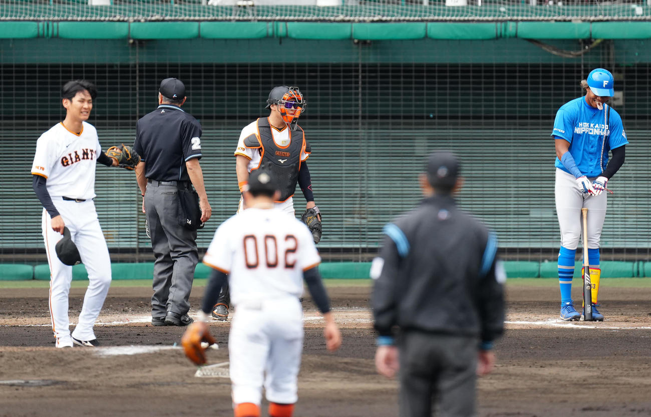 巨人対日本ハム　7回表日本ハム無死、死球を受けた水谷。左は投手泉（撮影・江口和貴）