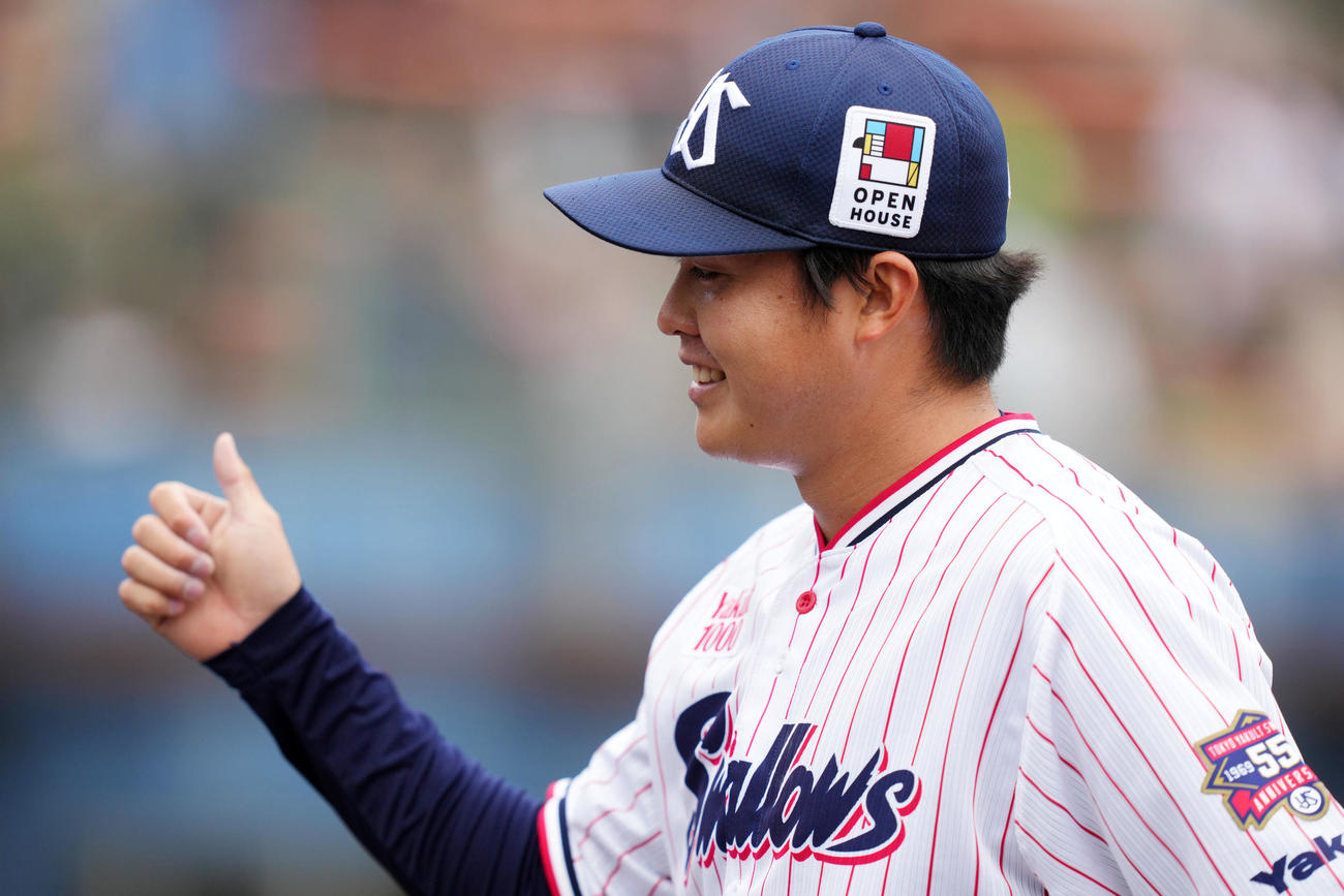 ヤクルト対KIA 3回表を無失点に抑え笑顔を見せるヤクルト松本健（撮影・横山健太）