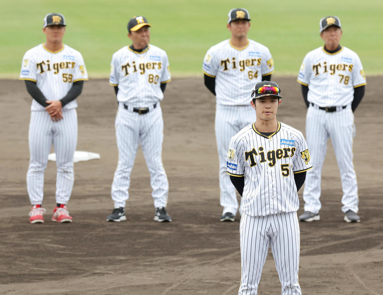 一本締めを前にあいさつする阪神中野。後方は左から、前川、岡田監督、岡留、平田ヘッドコーチ（撮影・前田充）