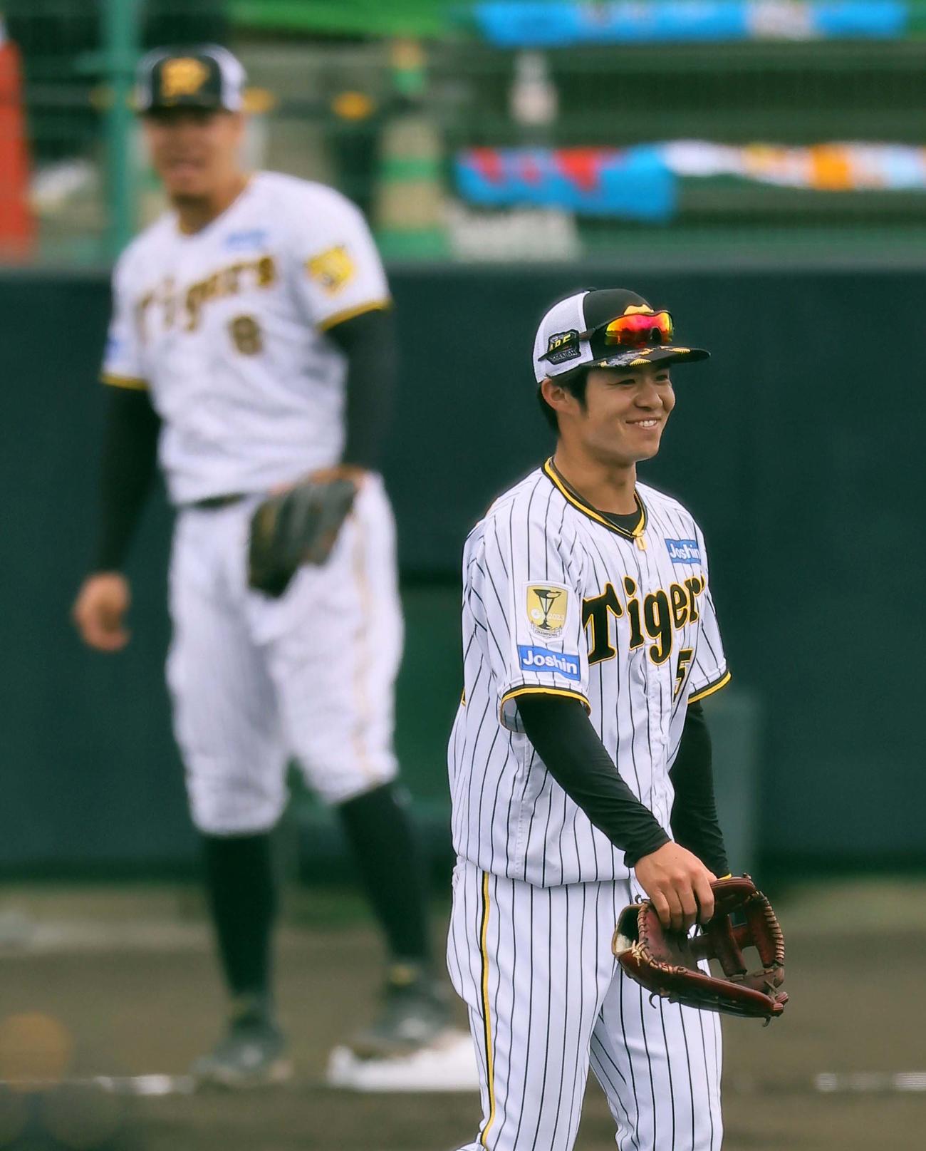 笑顔を見せる中野（撮影・上田博志）