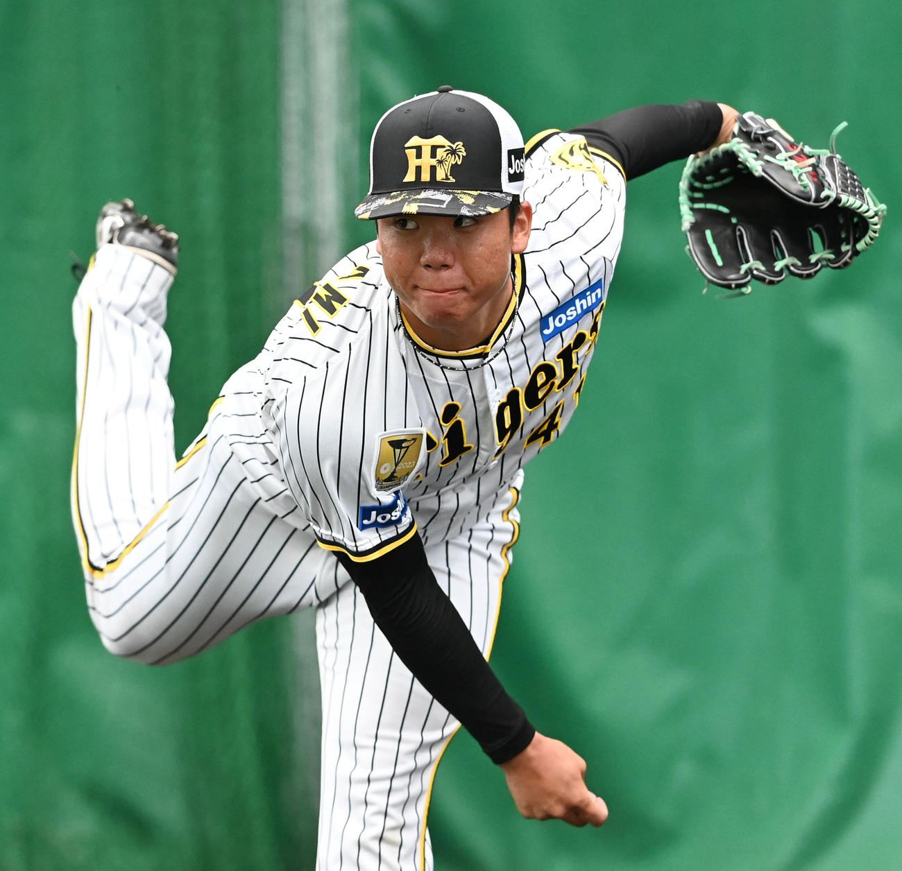ブルペンで投球練習を行う阪神村上（撮影・前岡正明）