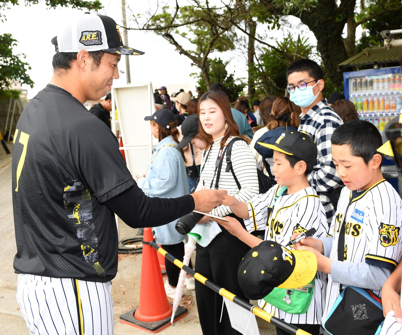 ファンにサインをする阪神青柳（撮影・前岡正明）