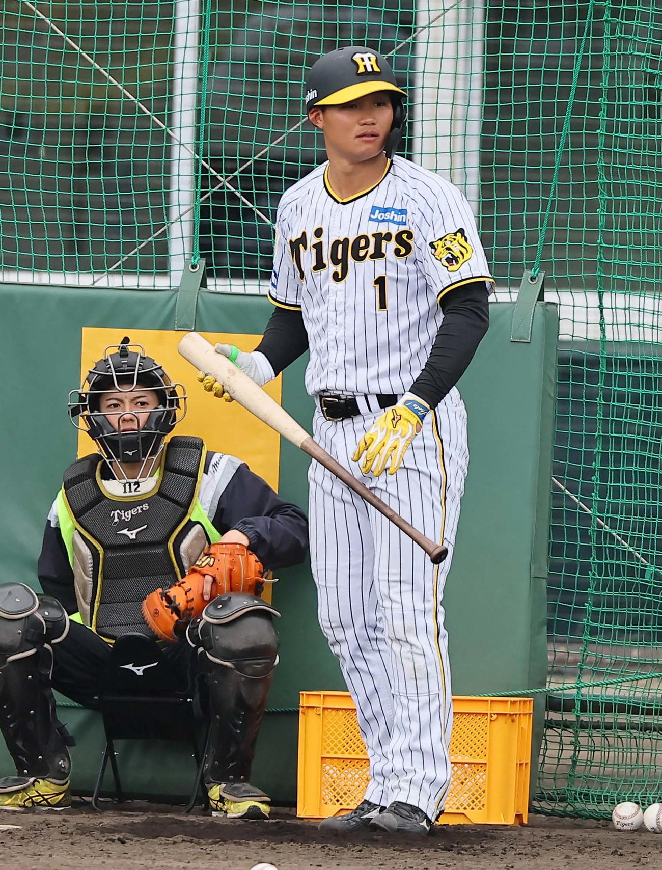 旧型モデルでフリー打撃練習をする森下（撮影・上田博志）