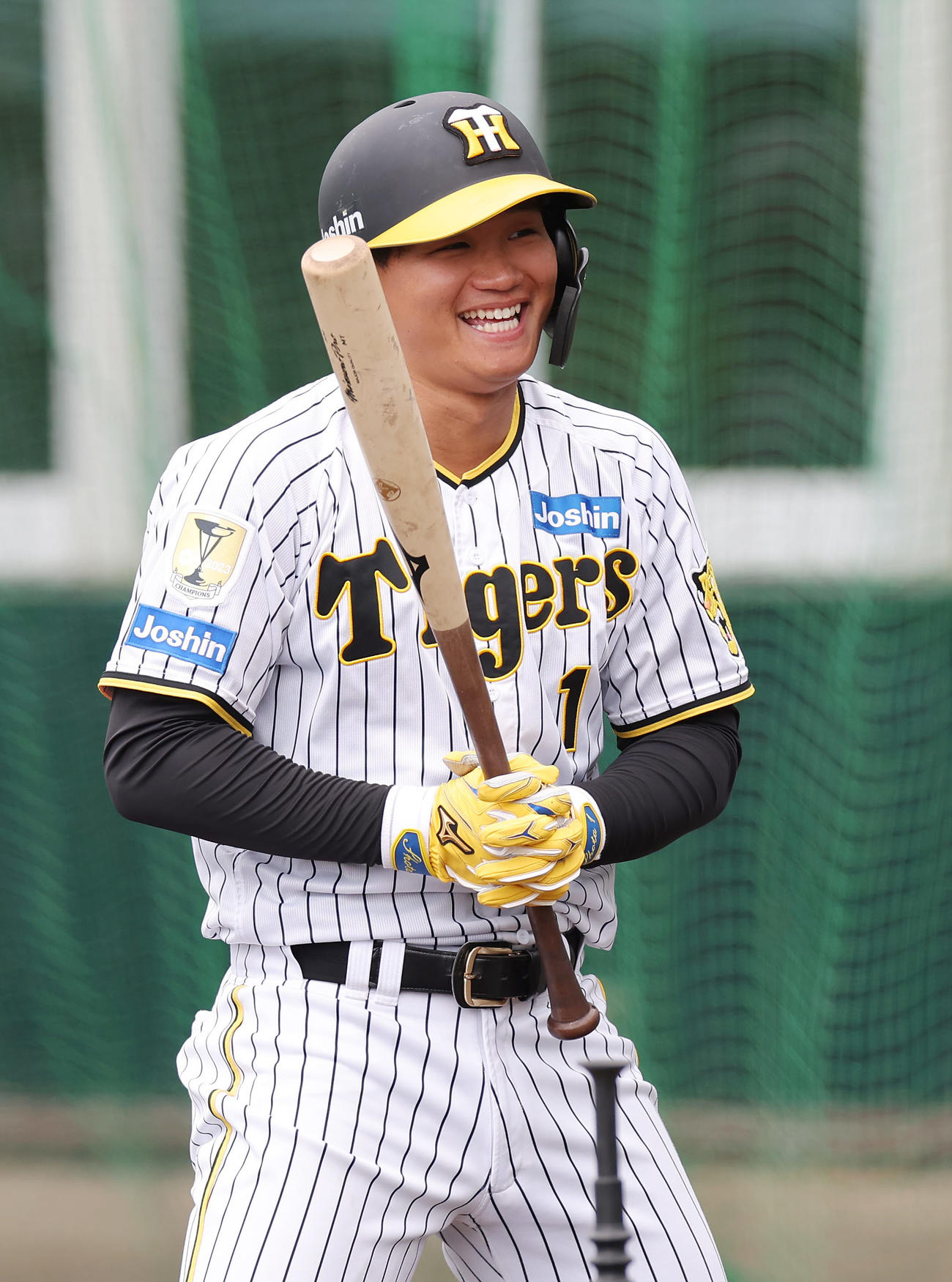 キャンプ最終日、練習の合間に笑顔を見せる阪神森下（撮影・前田充）