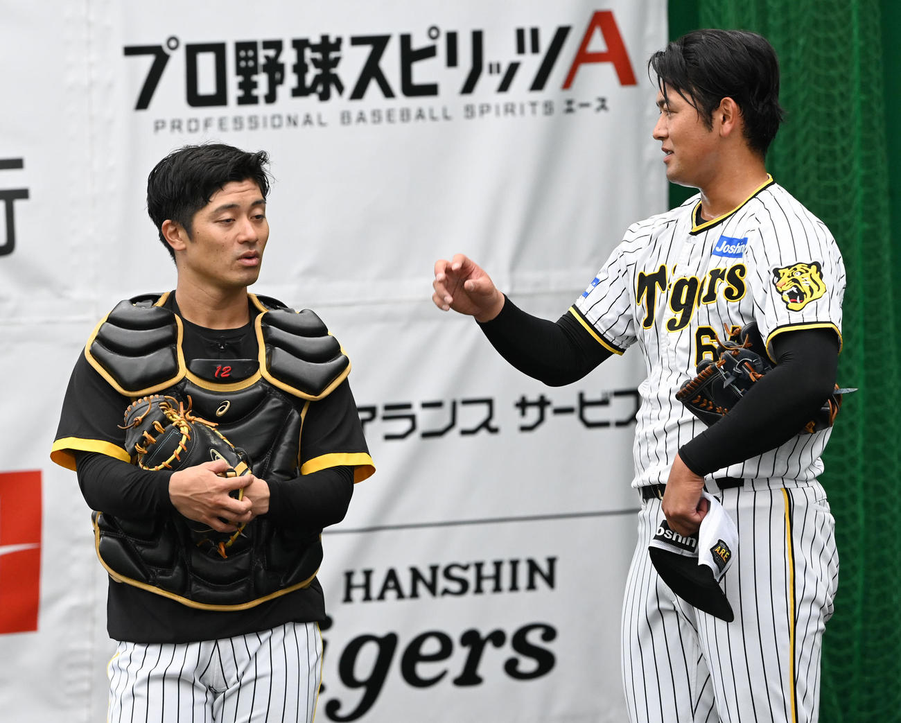ブルペンで話す阪神坂本と岡留（撮影・前岡正明）