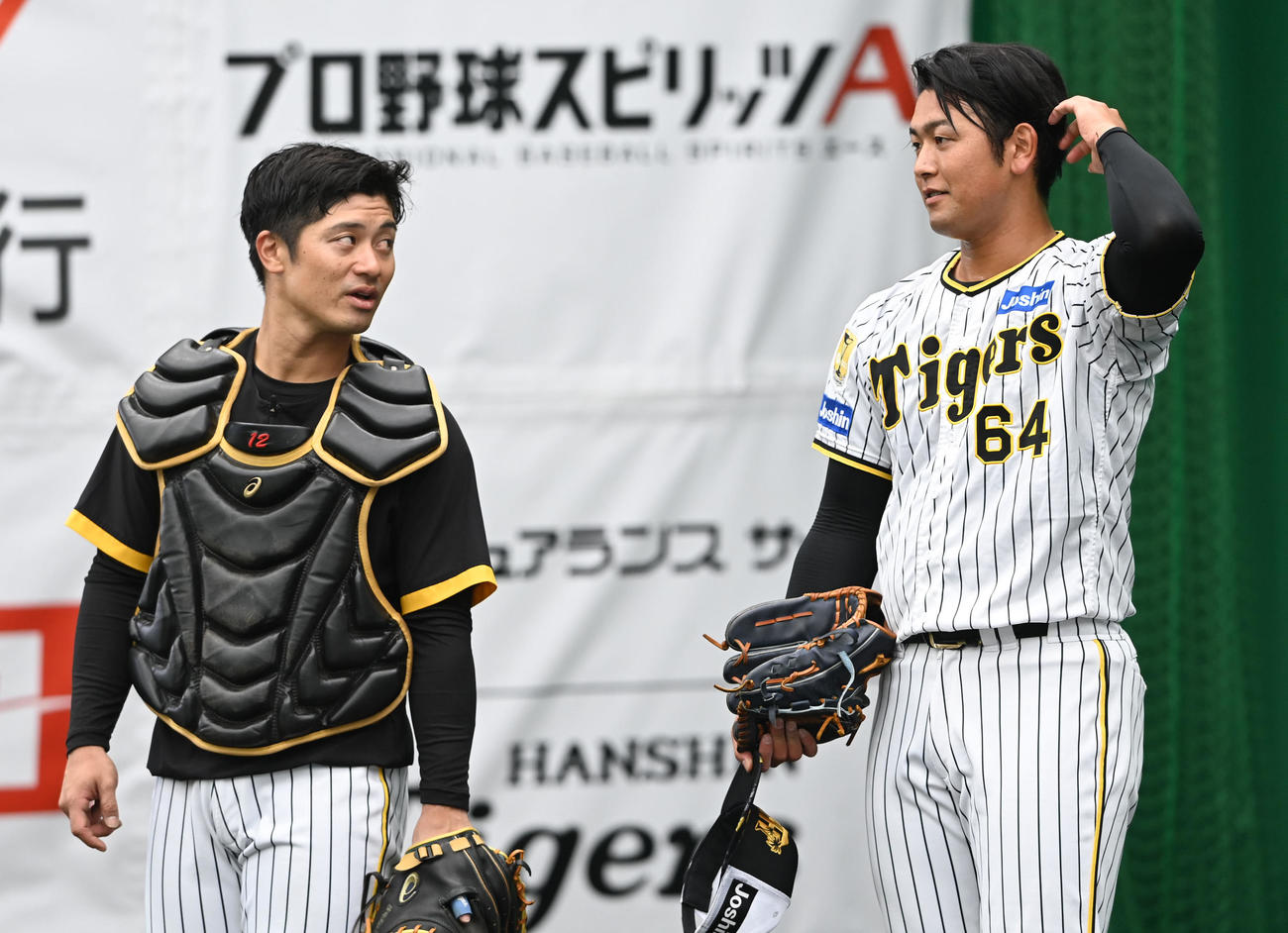ブルペンで話す阪神坂本と岡留（撮影・前岡正明）