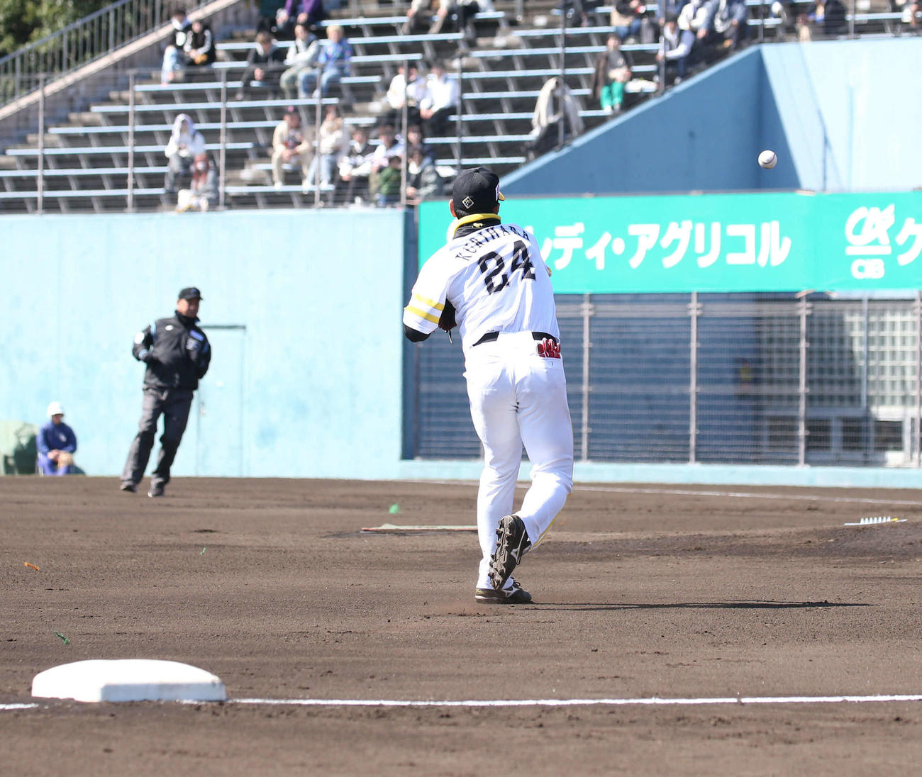 ソフトバンク対ロッテ　2回表ロッテ1死一、二塁、佐藤の打球を軽快にさばく栗原（撮影・冨田成美）