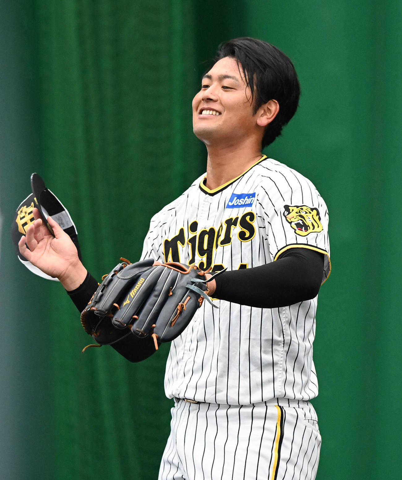 ブルペンで笑顔を見せる阪神岡留（撮影・前岡正明）