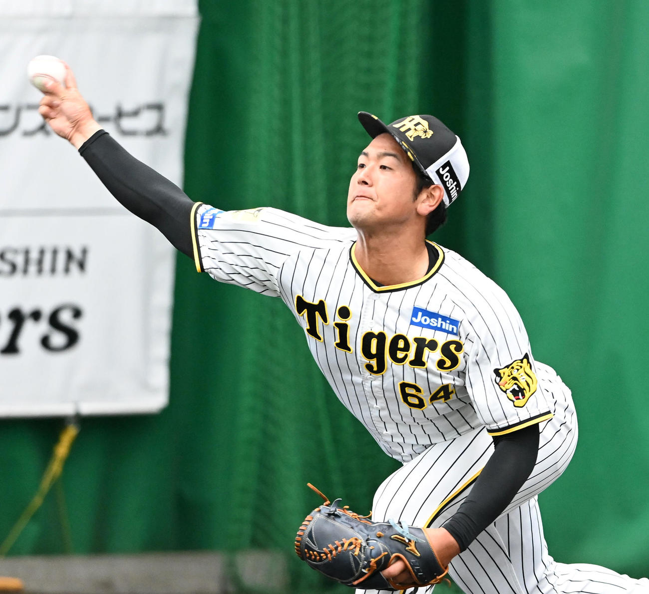 ブルペンで投球練習を行う阪神岡留（撮影・前岡正明）