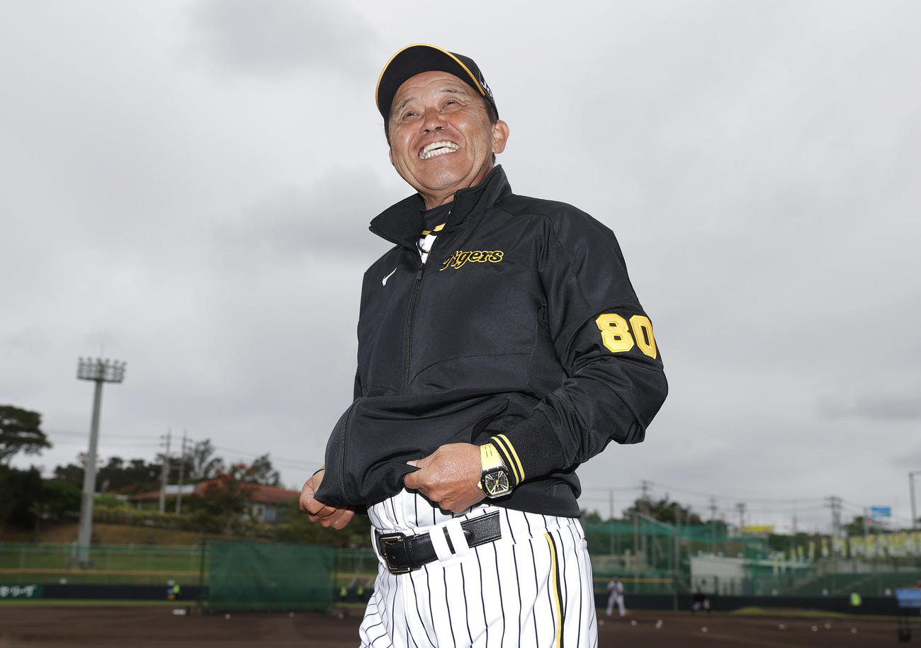 満面の笑みを見せながら春季キャンプの総括に臨む阪神岡田監督（撮影・前田充）