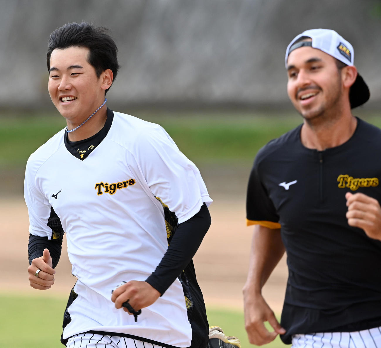 笑顔で走る阪神門別（左）とゲラ（撮影・前岡正明）