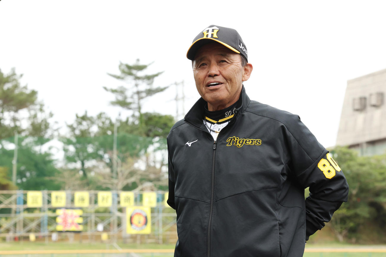 笑顔を見せながら春季キャンプを総括する阪神岡田監督（撮影・前田充）