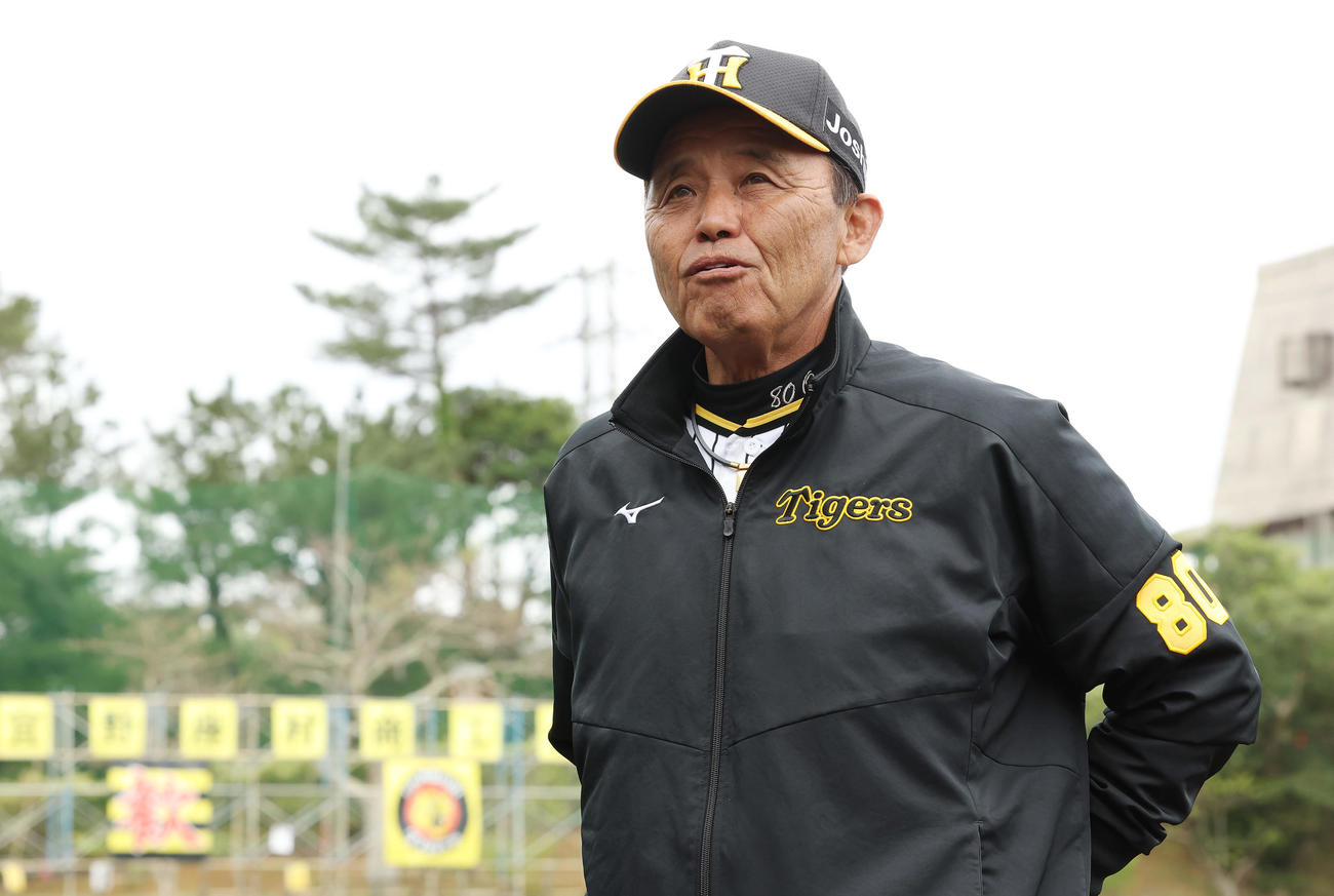 春季キャンプを総括する阪神岡田監督（撮影・前田充）