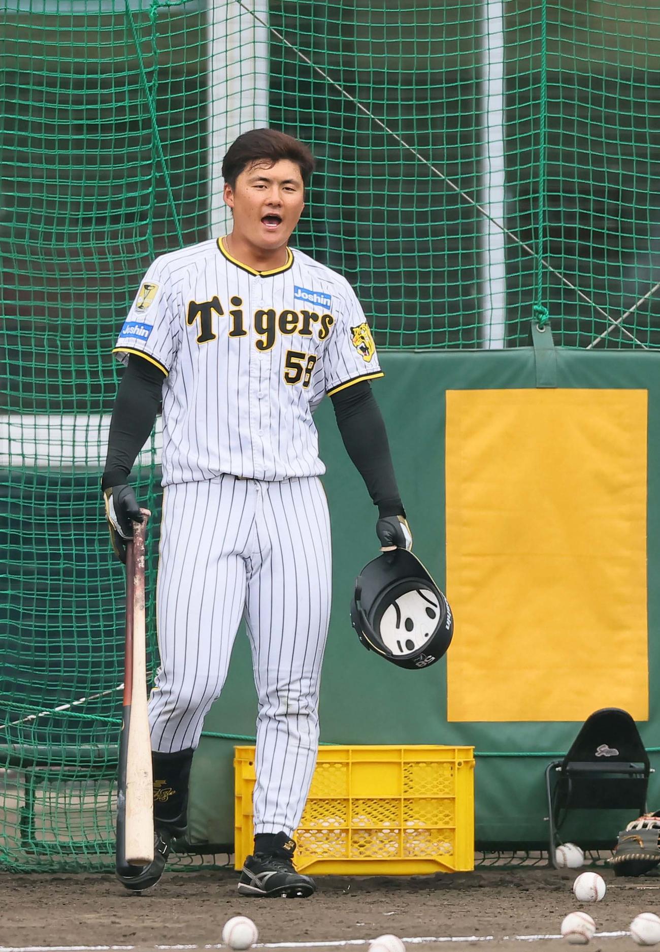 野手MVPに輝いた前川の「バッティング終了です」のかけ声で阪神の春季キャンプは終了した（撮影・上田博志）
