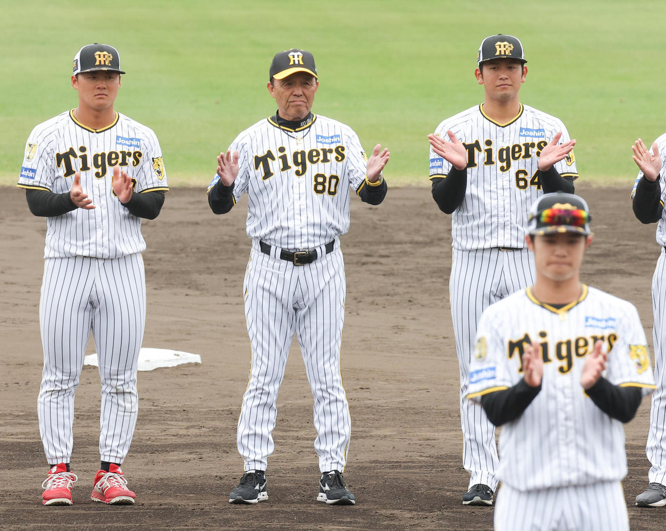 阪神春季キャンプ　一本締めで宜野座での春季キャンプを打ち上げる、左から阪神前川、岡田監督、岡留。手前は中野（撮影・前田充）