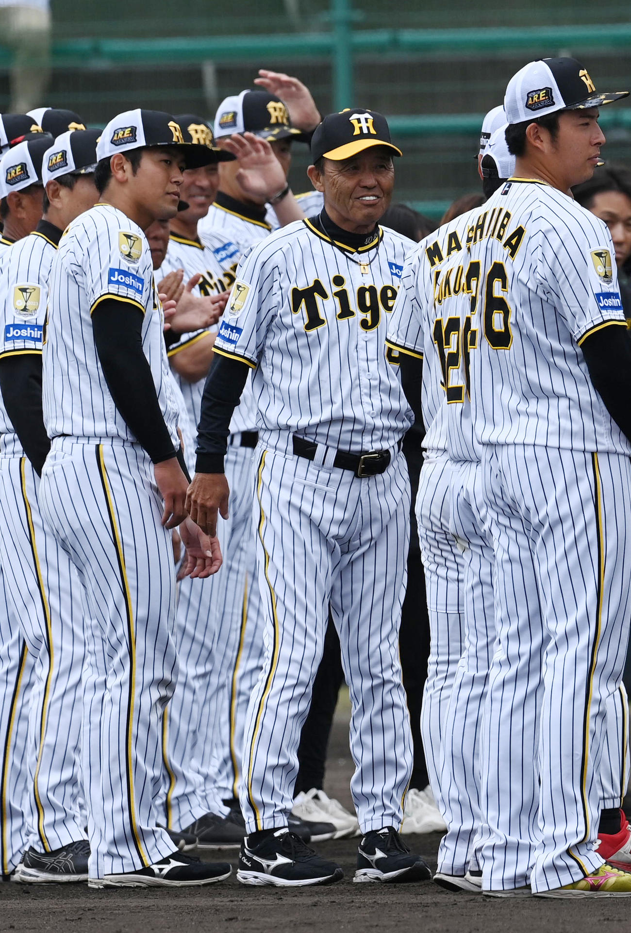 宜野座春季キャンプを打ち上げ前川（右）と笑顔で話す岡田監督（中央）。左は岡留（撮影・前岡正明）