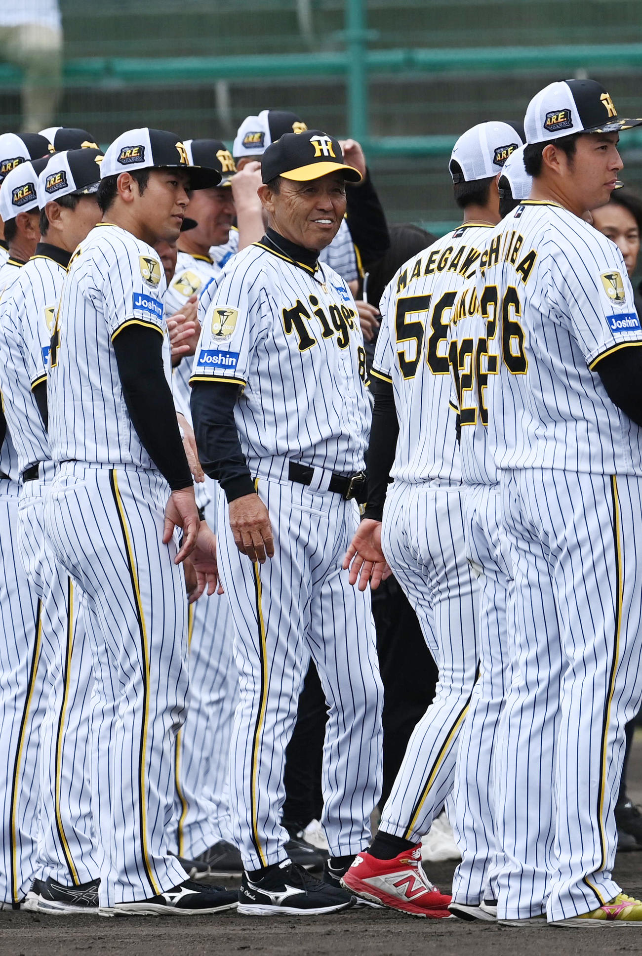 宜野座春季キャンプを打ち上げ前川（右）と笑顔で話す岡田監督（中央）。左は岡留（撮影・前岡正明）