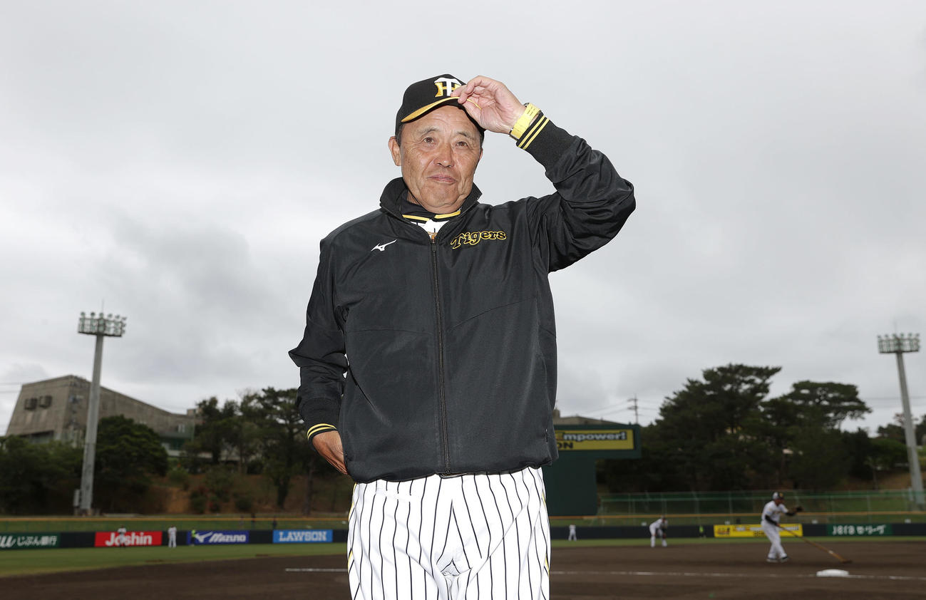 笑顔を見せながら春季キャンプを総括する阪神岡田監督（撮影・前田充）